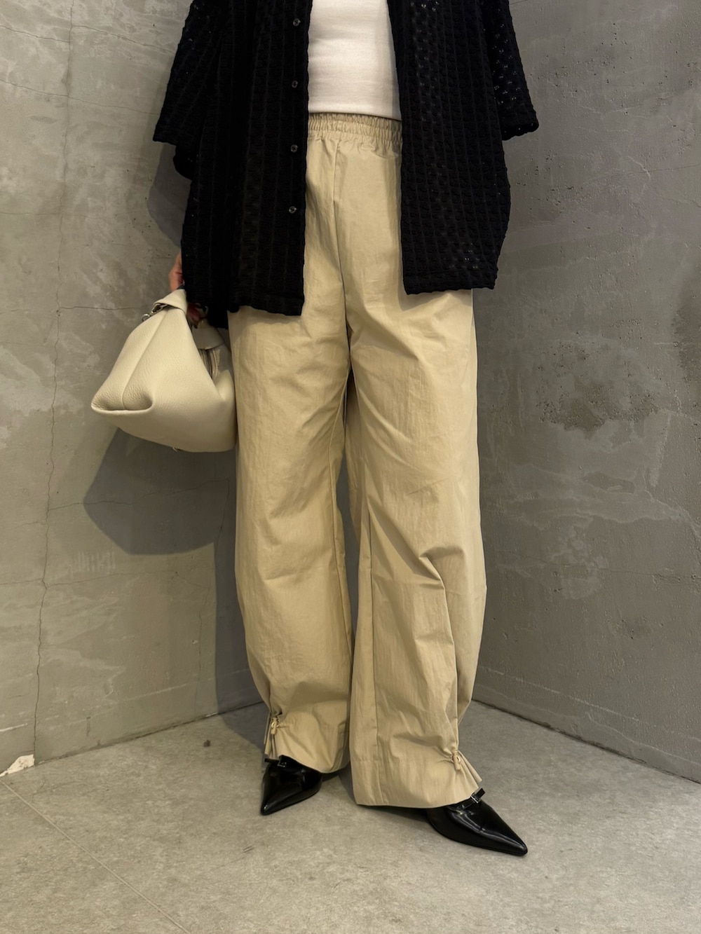 「柄シャツ、レイヤードスタイル、カーゴパンツ、レース、レースシャツ、モノトーンコーデ、モノトーン、メンズライク、メンズライクコーデ、きれいめカジュアル、キレイめ、きれいめ、キレイめカジュアル、夏コーデ、夏」｜「Lui'sのウエイブレースボリュームs/sシャツ（シャツ/ブラウス、ブラック系）」を使った、miuさん（レディース・158cm）の夏コーディネートの4枚目の写真