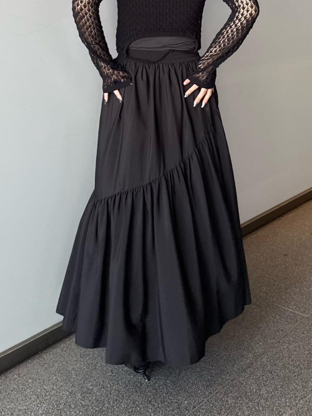「シアートップス、シアー、レース、レーストップス、ティアードスカート、ティアード、バイアススカート、オールブラック、ブラックコーデ、ブラック、黒コーデ、きれいめ、キレイめ、キレイめカジュアル、オトナカジュアル」｜「Lui'sのレース編みニットトップス（Tシャツ/カットソー、ブラック系）」を使った、miuさん（レディース・158cm）の夏コーディネートの2枚目の写真