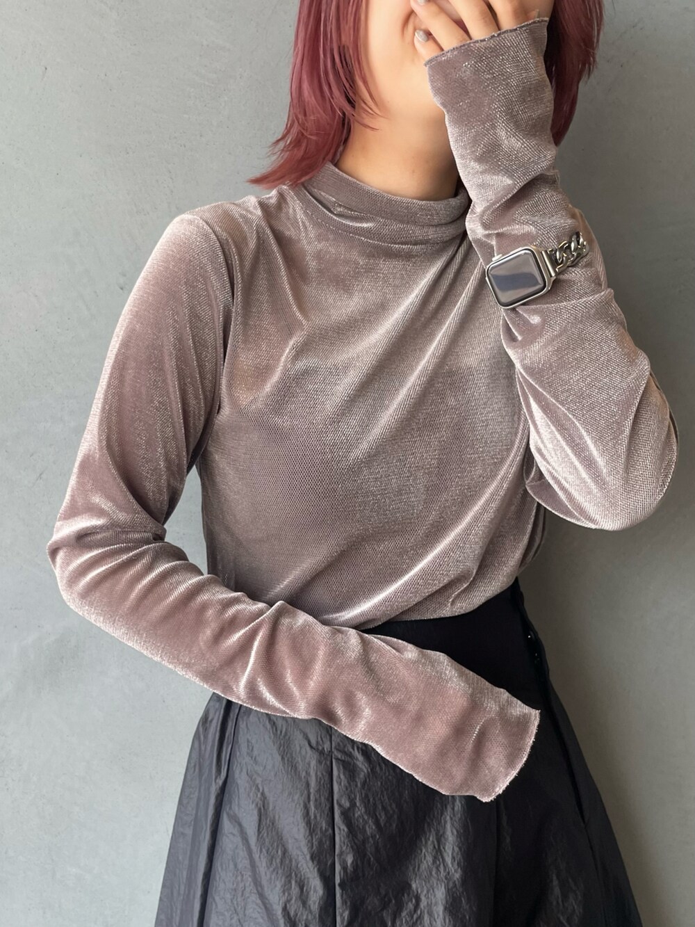 グリーン系のテーラードジャケット、ベージュ系のTシャツ/カットソー、ブラック系のスカートを着用したレディースの秋コーディネートの4枚目の写真