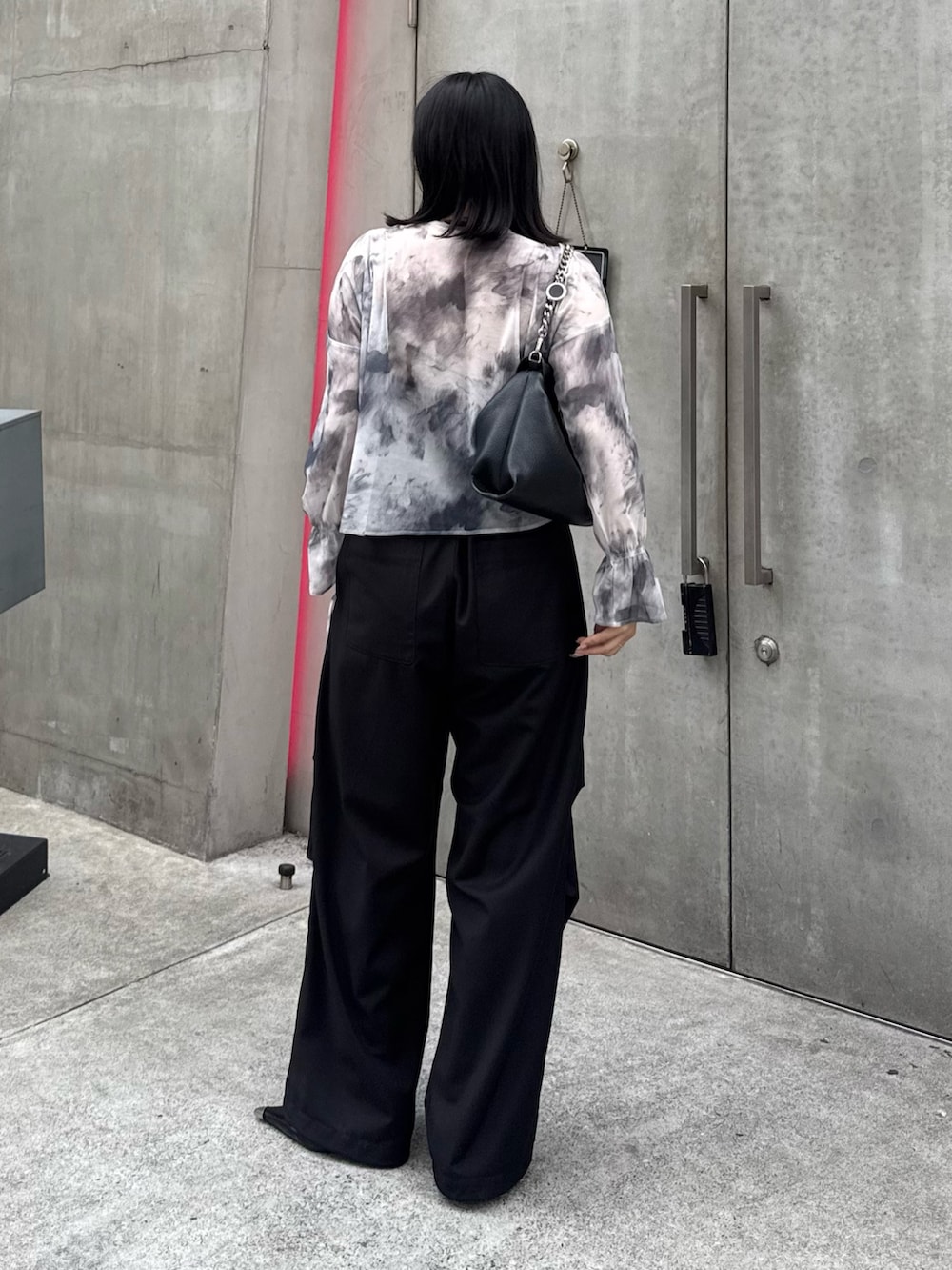 グレー系のTシャツ/カットソー、ブラック系のカーゴパンツ、ブラック系のトートバッグを着用したレディースの春コーディネートの2枚目の写真