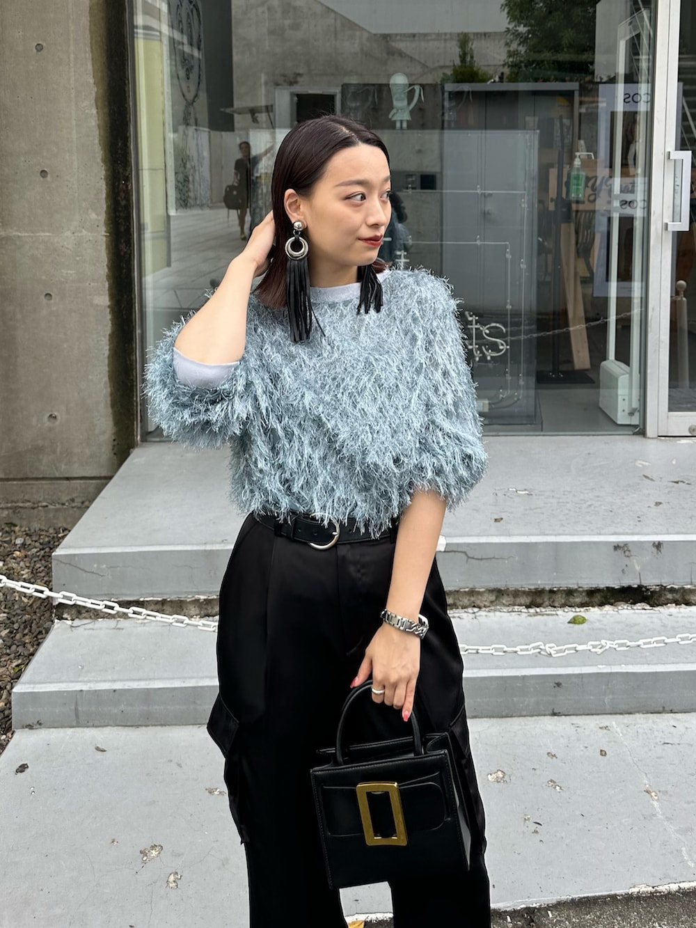 「秋服まるっと大公開、シアートップス、大人カジュアル、スラックス、もけもけ、お出かけコーデ、大人コーデ、シンプル、カーゴパンツ、骨格ウェーブ、Lui's、luisfemme」｜「Lui'sのカットジャガード Moke Moke トップス（シャツ/ブラウス、ブルー系）」を使った、miuさん（レディース・158cm）の秋コーディネートの2枚目の写真