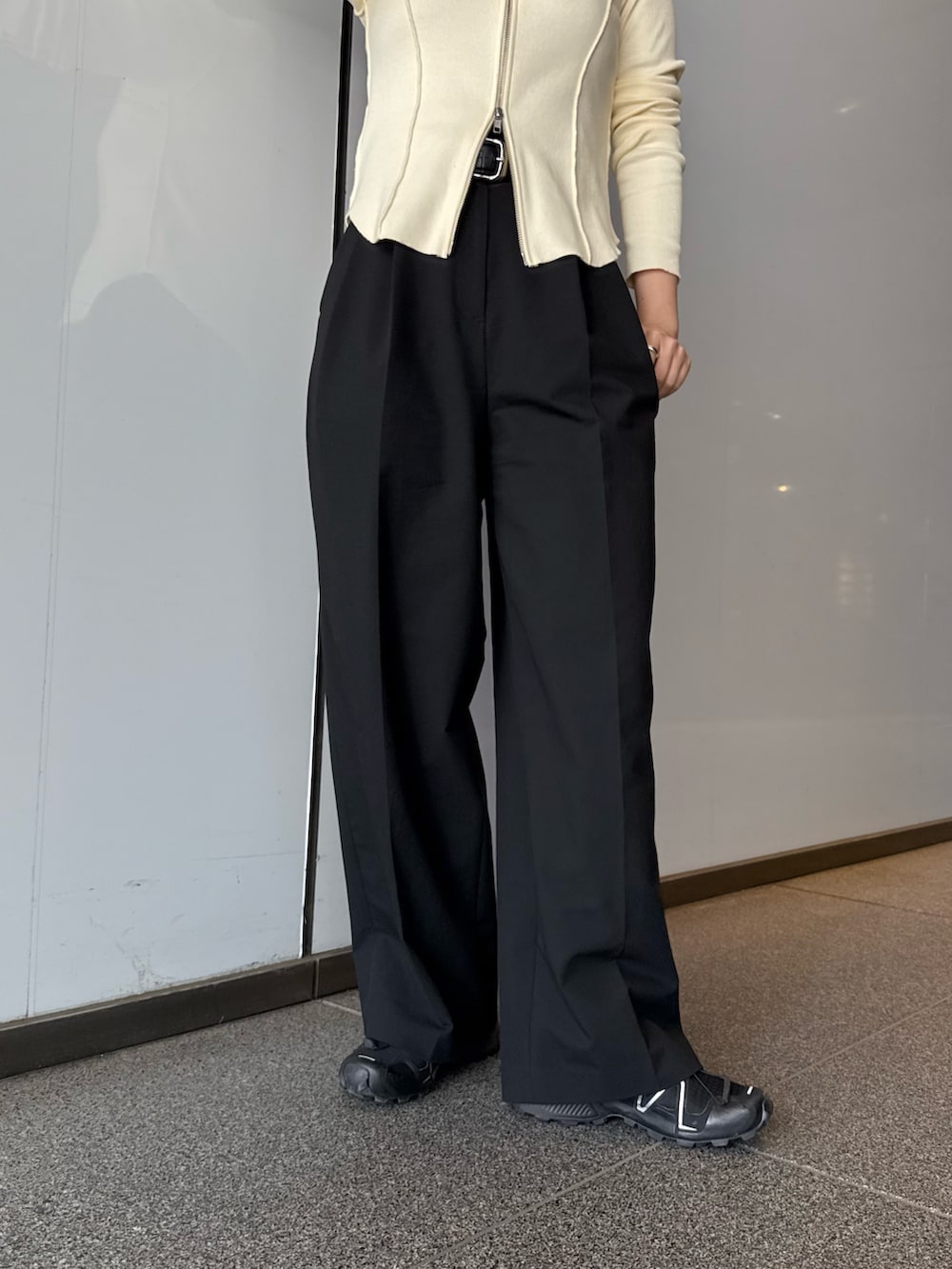 「春ファッション、春夏コーデ、きれいめコーデ、骨格ストレート、キレイめ、初春コーデ、パンツコーデ、カラーコーデ、ジップニット」｜「Lui'sのリブフルZIPトップス（Tシャツ/カットソー、ホワイト系）」を使った、miuさん（骨格ストレート・レディース・158cm）の春コーディネートの4枚目の写真