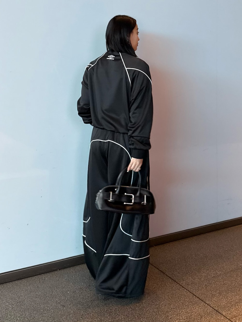 ブラック系のブルゾン、ブラック系のその他パンツ、ブラック系のショルダーバッグを着用したレディースの冬コーディネートの2枚目の写真