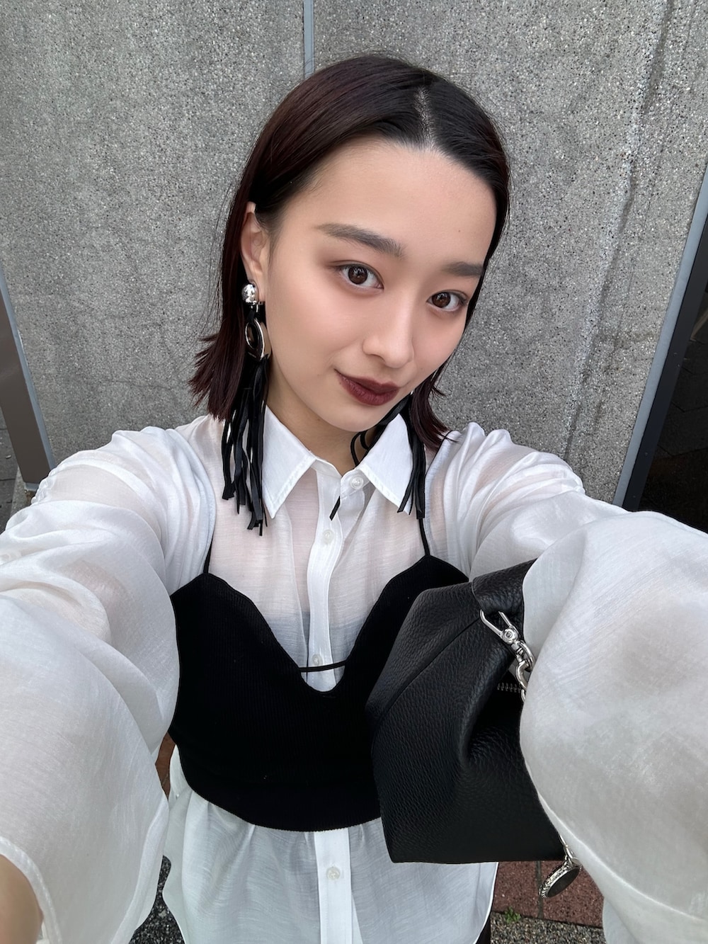 「シャツスタイル、シアートップス、今日のコーデ、春、シンプル、大人かわいい、きれいめコーデ、レディースファッション、スカートスタイル、ビスチェ、ビスチェコーデ、ビスチェ風」｜「Lui'sのシアーギャザ―スリーブシャツ（シャツ/ブラウス、ホワイト系）」を使った、miuさん（骨格ストレート・レディース・158cm）の春コーディネートの4枚目の写真