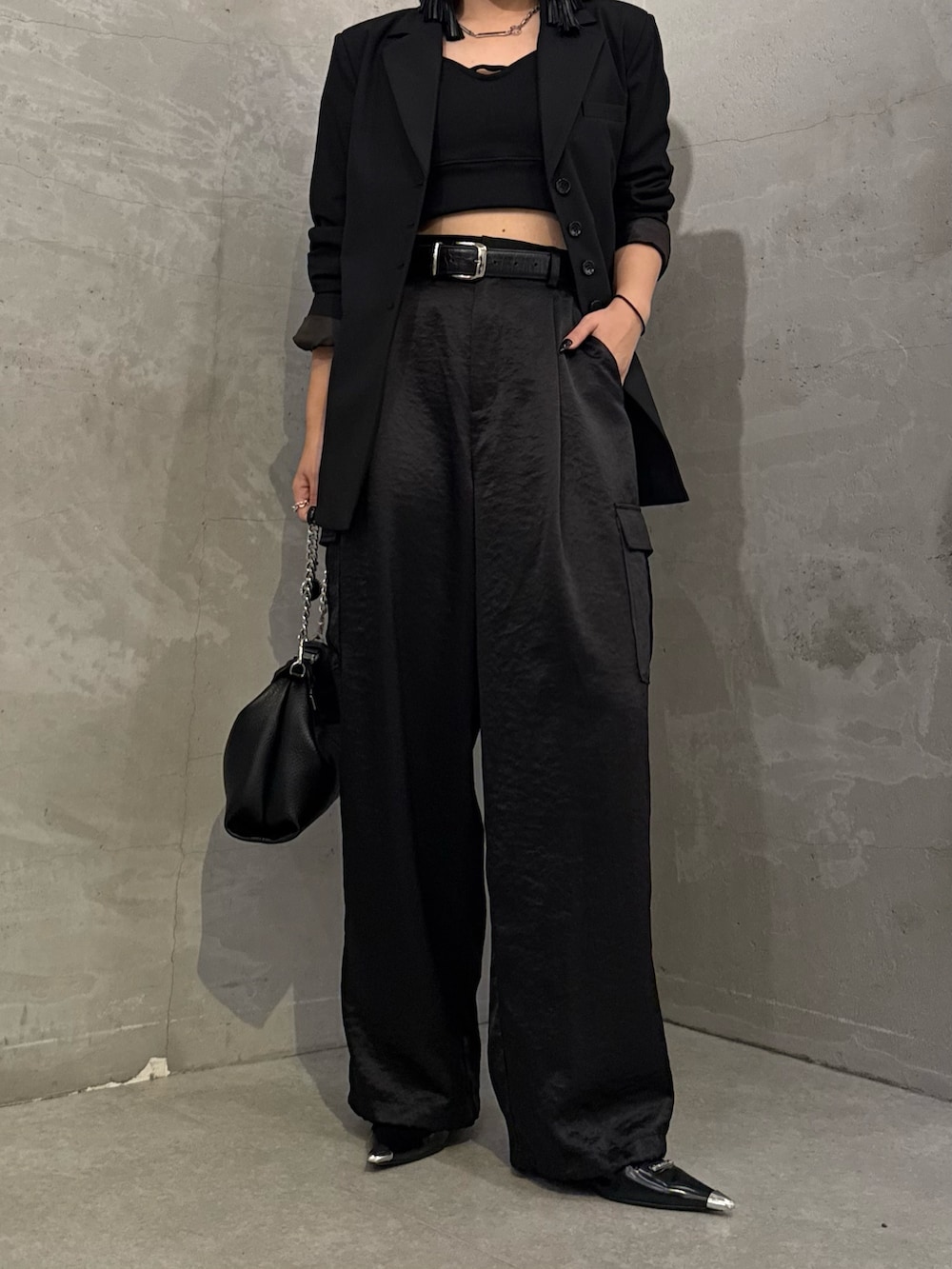 ブラック系のテーラードジャケット、ブラック系のカーゴパンツ、ブラック系のトートバッグを着用したレディースの冬コーディネートの6枚目の写真
