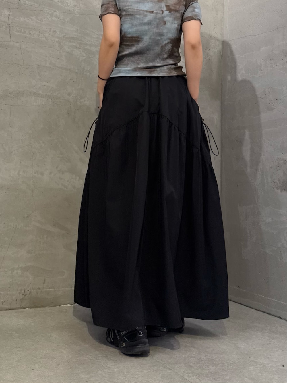 ブラック系のスカート、ブルー系のTシャツ/カットソーを着用したレディースの冬コーディネートの6枚目の写真