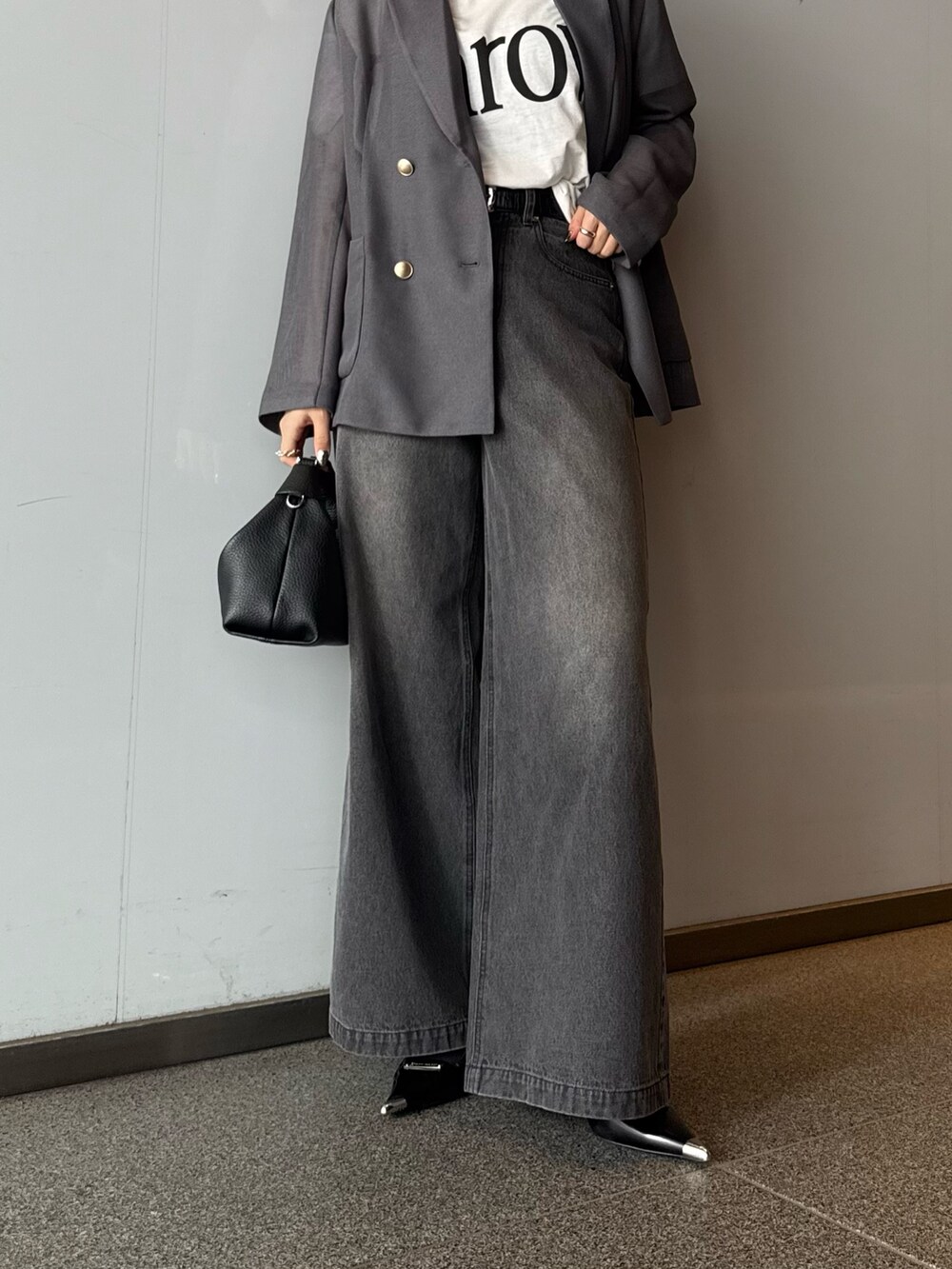 「ジャケット、テーラードジャケット、春コーデ、春めき満開コーデ、オトナカジュアル、大人かわいい、大人ファッション、おでかけコーデ、お花見コーデ、春服コーデ、楽チンコーデ、今日のコーデ、レディースファッション、きれいめコーディネート、モノトーンコーデ」｜「Lui'sの【大人気アイテム】メッシュジャケット（テーラードジャケット、グレー系）」を使った、miuさん（レディース・158cm）の春コーディネートの4枚目の写真