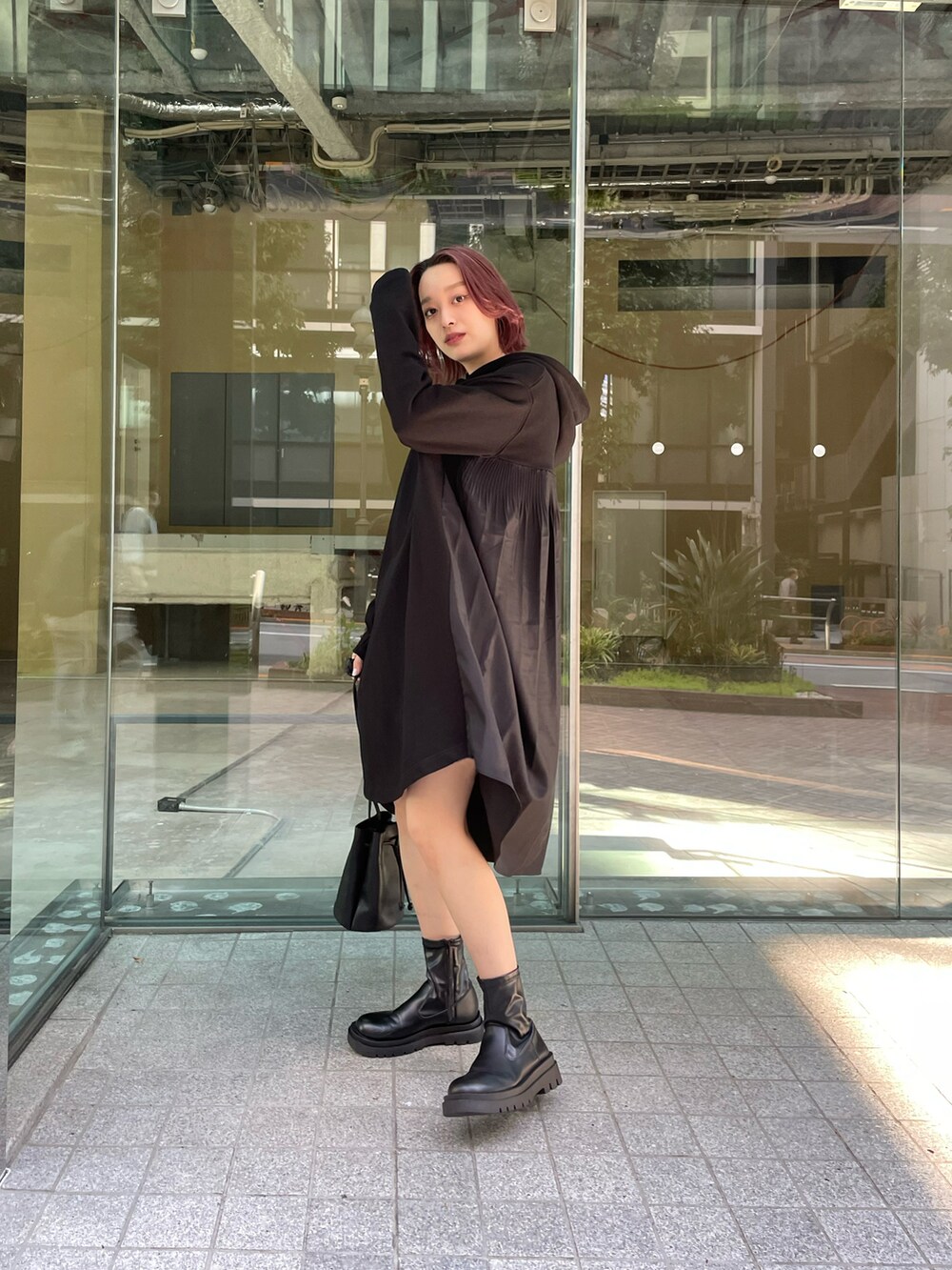 ブラック系のTシャツ/カットソー、ブラック系のショルダーバッグを着用したレディースの秋コーディネートの2枚目の写真