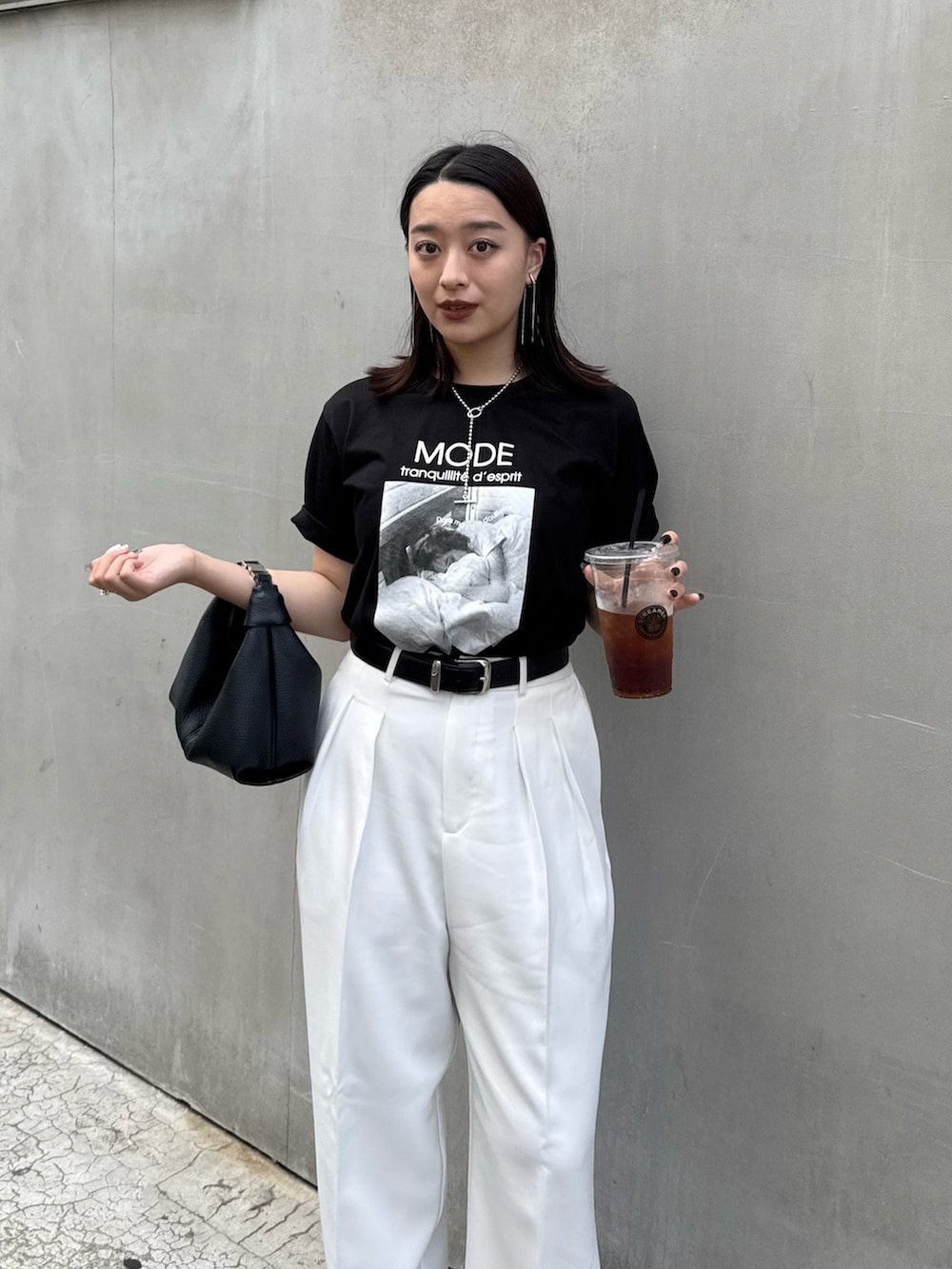 「夏ルックで気分アップ、夏服コーデ、シンプルスタイル、おでかけコーデ、ラクチンコーデ、パンツコーデ、Tシャツ、Tシャツコーデ、フォト、フォトT」｜「Lui'sのシルケットフォトT sleepy（Tシャツ/カットソー、ブラック系）」を使った、miuさん（レディース・158cm）の夏コーディネートの3枚目の写真