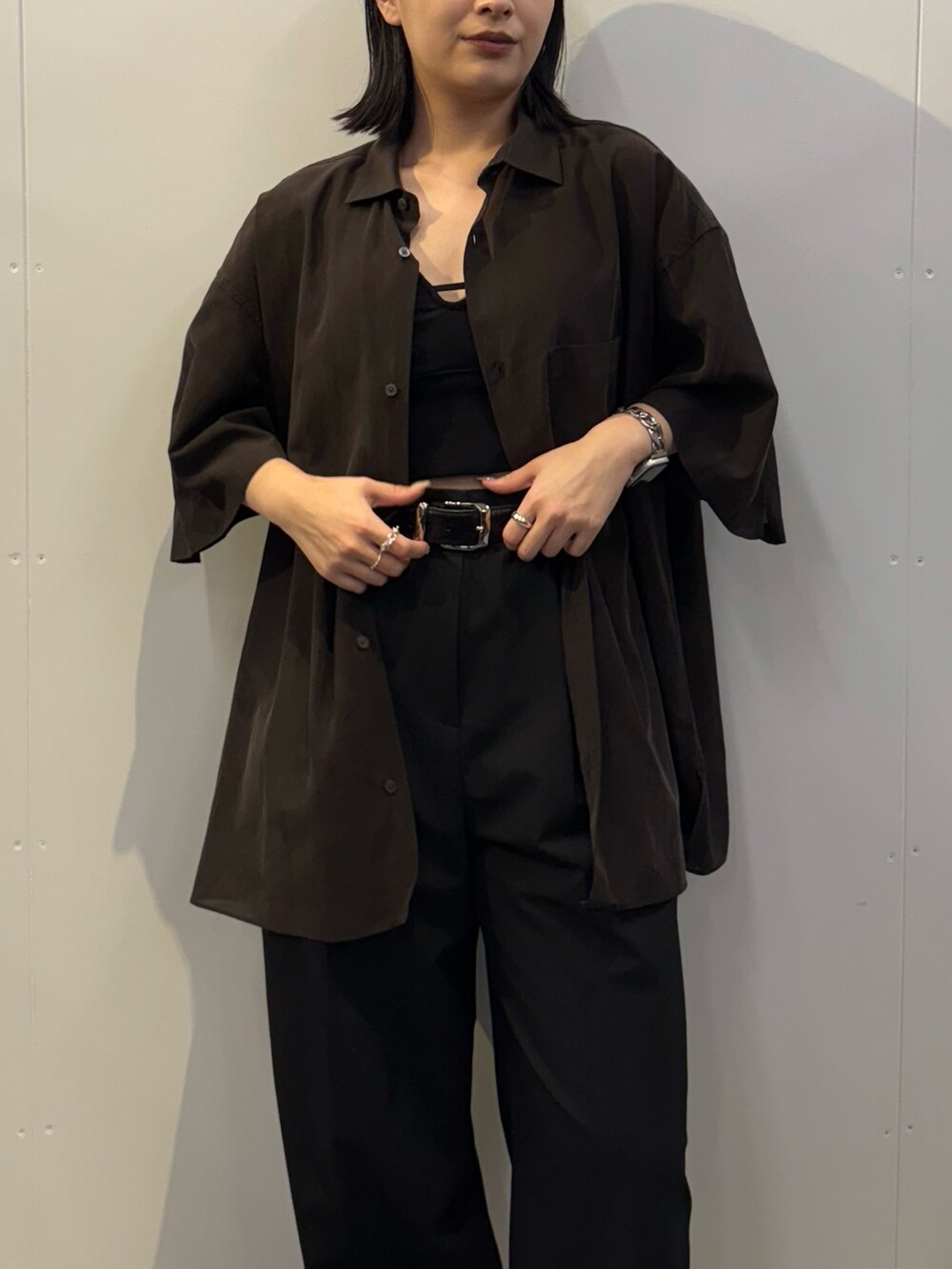 「シャツスタイル、今日のコーデ、春服コーデ、お出かけコーデ、シンプルスタイル、大人女子、着回しコーデ、オトナ女子、きれいめコーデ、モノトーンコーデ、シャツ、シャツコーデ」｜「Lui'sのキュプラワイドショートスリーブシャツ (セットアップ対応）（シャツ/ブラウス、ブラウン系）」を使った、miuさん（骨格ストレート・レディース・158cm）の春コーディネートの2枚目の写真