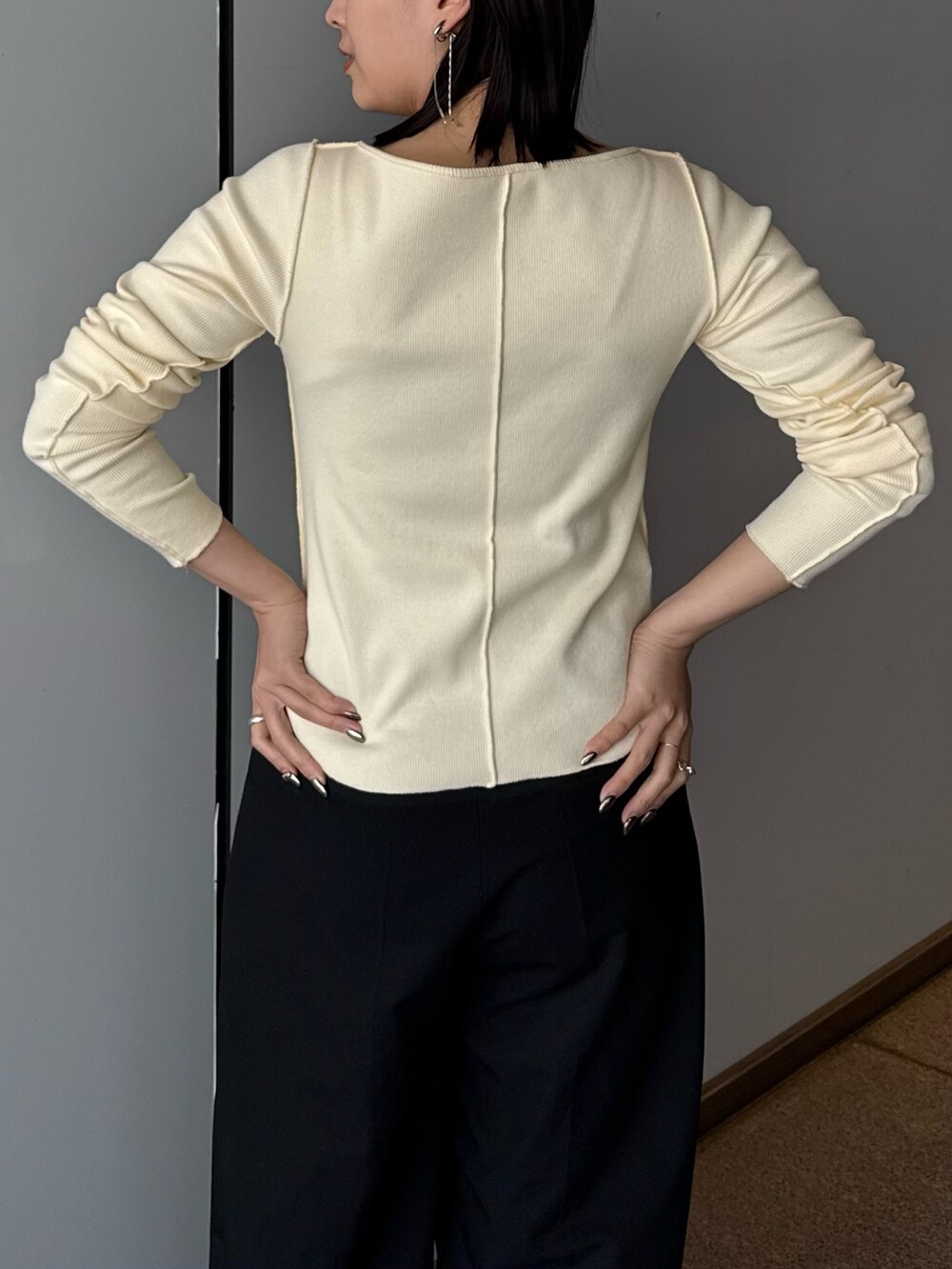 「春ファッション、春夏コーデ、きれいめコーデ、骨格ストレート、キレイめ、初春コーデ、パンツコーデ、カラーコーデ、ジップニット」｜「Lui'sのリブフルZIPトップス（Tシャツ/カットソー、ホワイト系）」を使った、miuさん（骨格ストレート・レディース・158cm）の春コーディネートの6枚目の写真