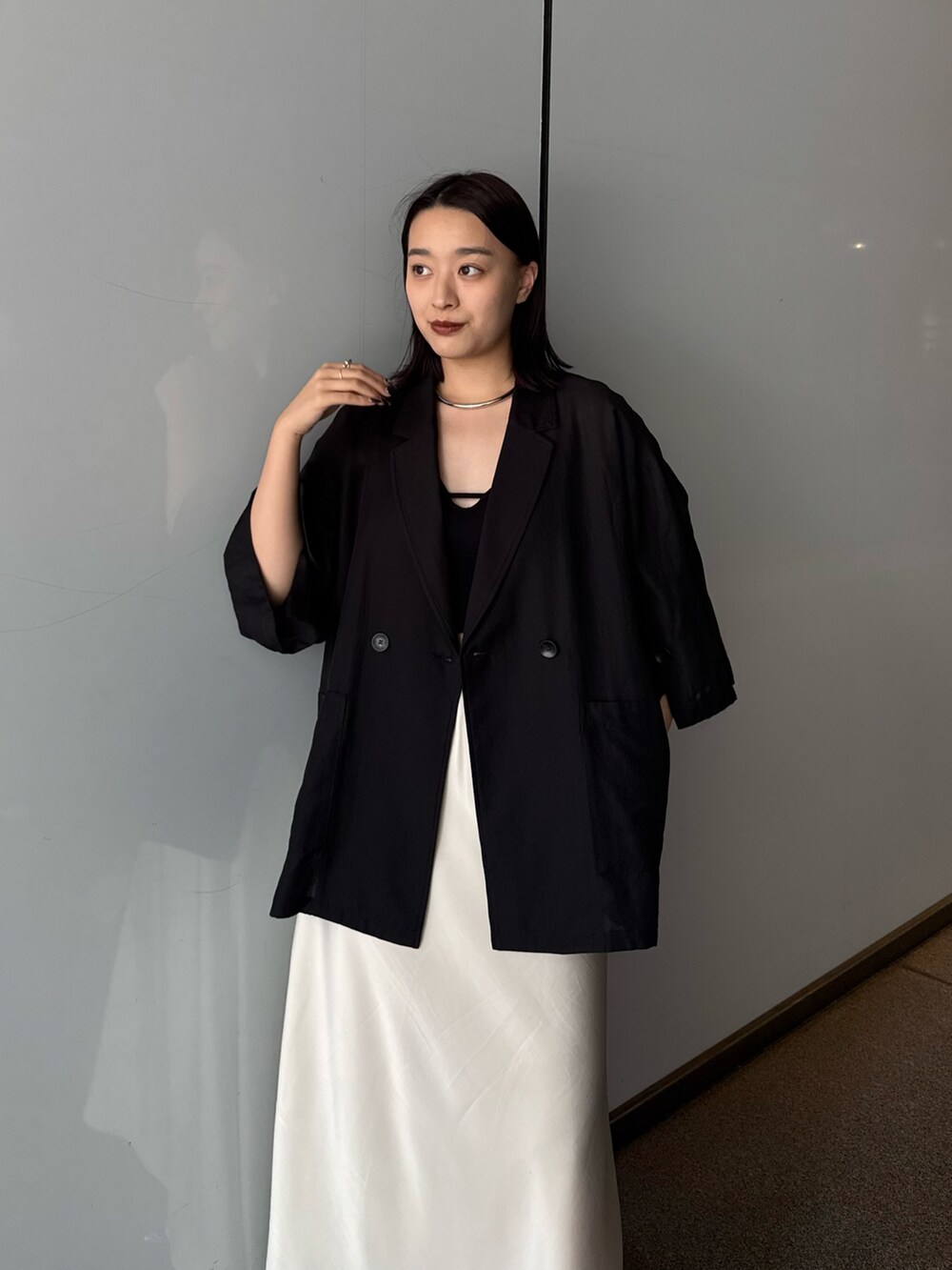 「大人可愛い、夏服、今日のコーデ、シンプルスタイル、楽チンコーデ、オトナ女子、ジャケット、ジャケットスタイル、サテンスカート、モノトーン、モノトーンコーデ、きれいめ、きれいめカジュアル、キレイめ」｜「Lui'sのスリーブスリットシアージャケット（テーラードジャケット、ブラック系）」を使った、miuさん（レディース・158cm）の夏コーディネートの3枚目の写真