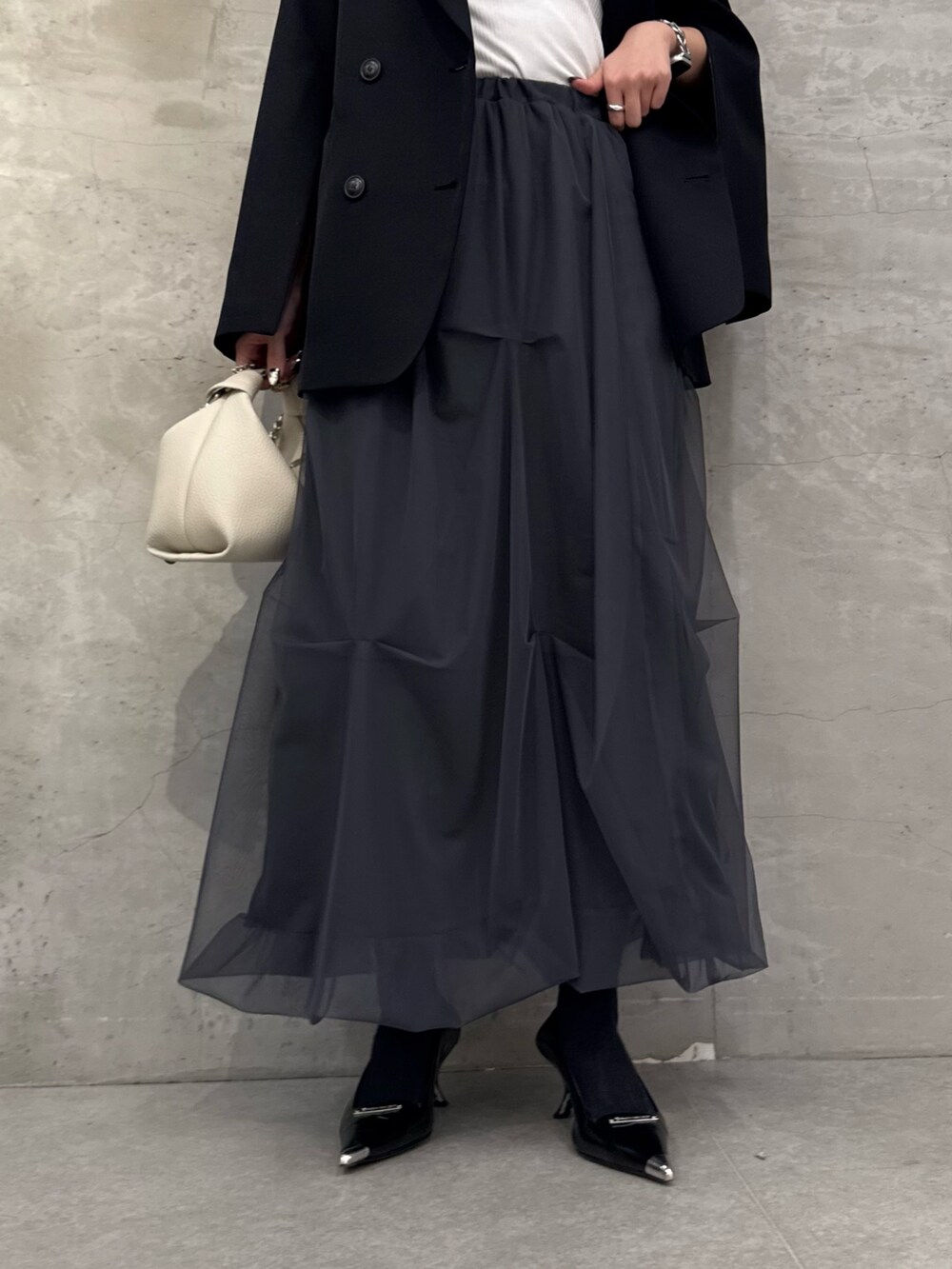 「ジャケット、テーラードジャケット、おでかけコーデ、春カラー、大人かわいい、初春コーデ、着回しコーデ、デートコーデ、休日スタイル、キレイめ、きれいめ、大人っぽコーデ、モノトーン、モノトーンコーデ」｜「Lui'sの2WAYスリーブストレッチツイルオーバーダブルジャケット（テーラードジャケット、ブラック系）」を使った、miuさん（骨格ストレート・レディース・158cm）の春コーディネートの3枚目の写真