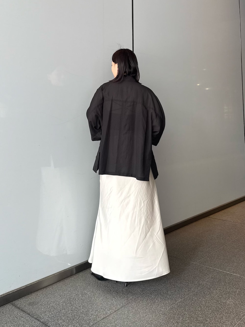 「大人可愛い、夏服、今日のコーデ、シンプルスタイル、楽チンコーデ、オトナ女子、ジャケット、ジャケットスタイル、サテンスカート、モノトーン、モノトーンコーデ、きれいめ、きれいめカジュアル、キレイめ」｜「Lui'sのスリーブスリットシアージャケット（テーラードジャケット、ブラック系）」を使った、miuさん（レディース・158cm）の夏コーディネートの2枚目の写真