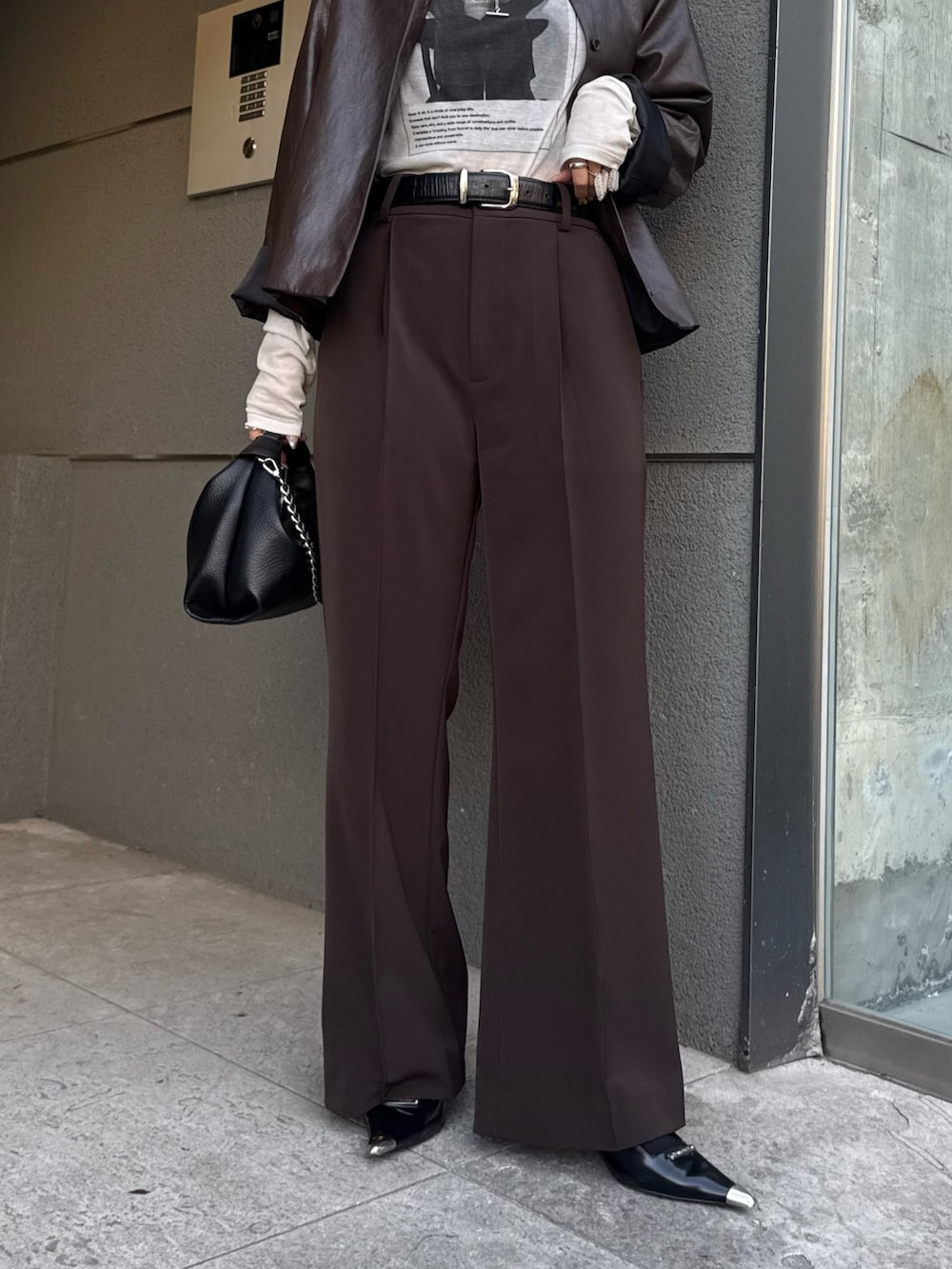 ブラウン系のテーラードジャケット、ホワイト系のTシャツ/カットソー、ブラウン系のスラックスを着用したレディースの冬コーディネートの4枚目の写真