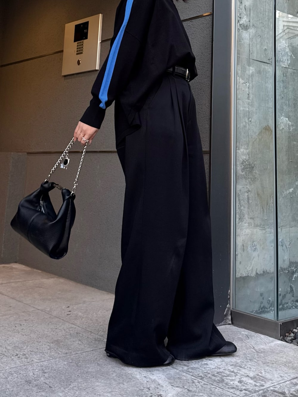 ブラック系のTシャツ/カットソー、ブラック系のトートバッグ、ブラック系のベルトを着用したレディースの冬コーディネートの6枚目の写真