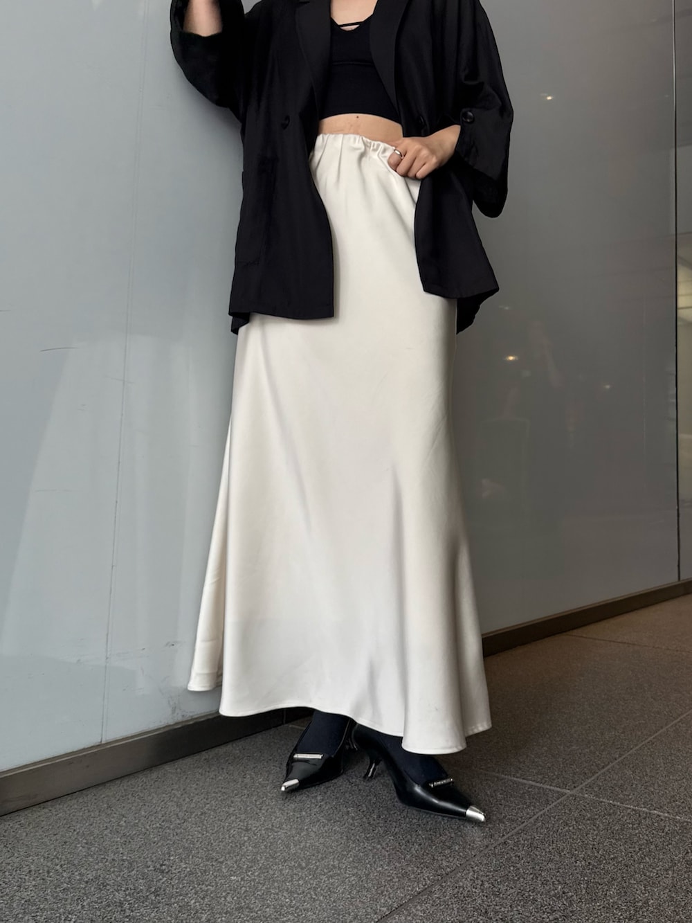 「大人可愛い、夏服、今日のコーデ、シンプルスタイル、楽チンコーデ、オトナ女子、ジャケット、ジャケットスタイル、サテンスカート、モノトーン、モノトーンコーデ、きれいめ、きれいめカジュアル、キレイめ」｜「Lui'sのスリーブスリットシアージャケット（テーラードジャケット、ブラック系）」を使った、miuさん（レディース・158cm）の夏コーディネートの4枚目の写真