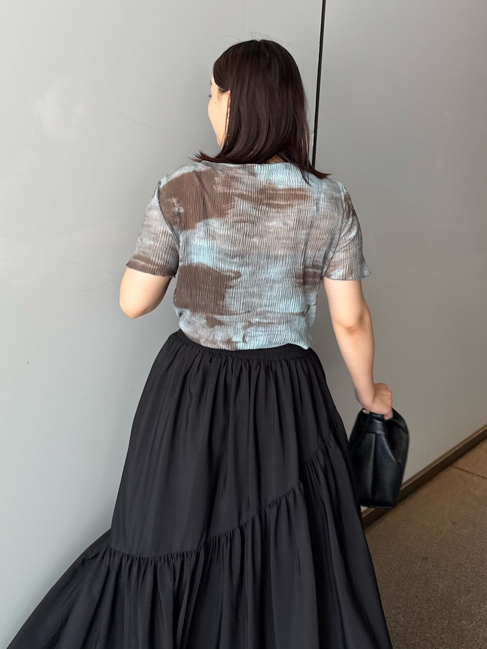「シアートップス、シアー、ティアード、ティアードスカート、モードカジュアル、綺麗め、綺麗めコーデ、きれいめ、きれいめカジュアル、モノトーンコーデ、モノトーン、黒コーデ」｜「Lui'sのプリーツシアートップス（Tシャツ/カットソー、グレー系）」を使った、miuさん（レディース・158cm）の夏コーディネートの4枚目の写真