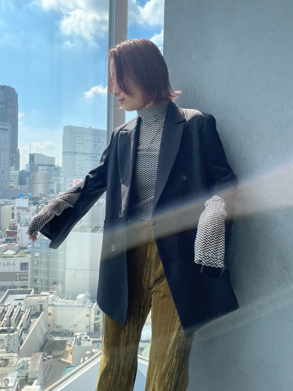 グリーン系のテーラードジャケット、ブラック系のTシャツ/カットソー、グリーン系のその他パンツを着用したレディースの秋コーディネートの3枚目の写真