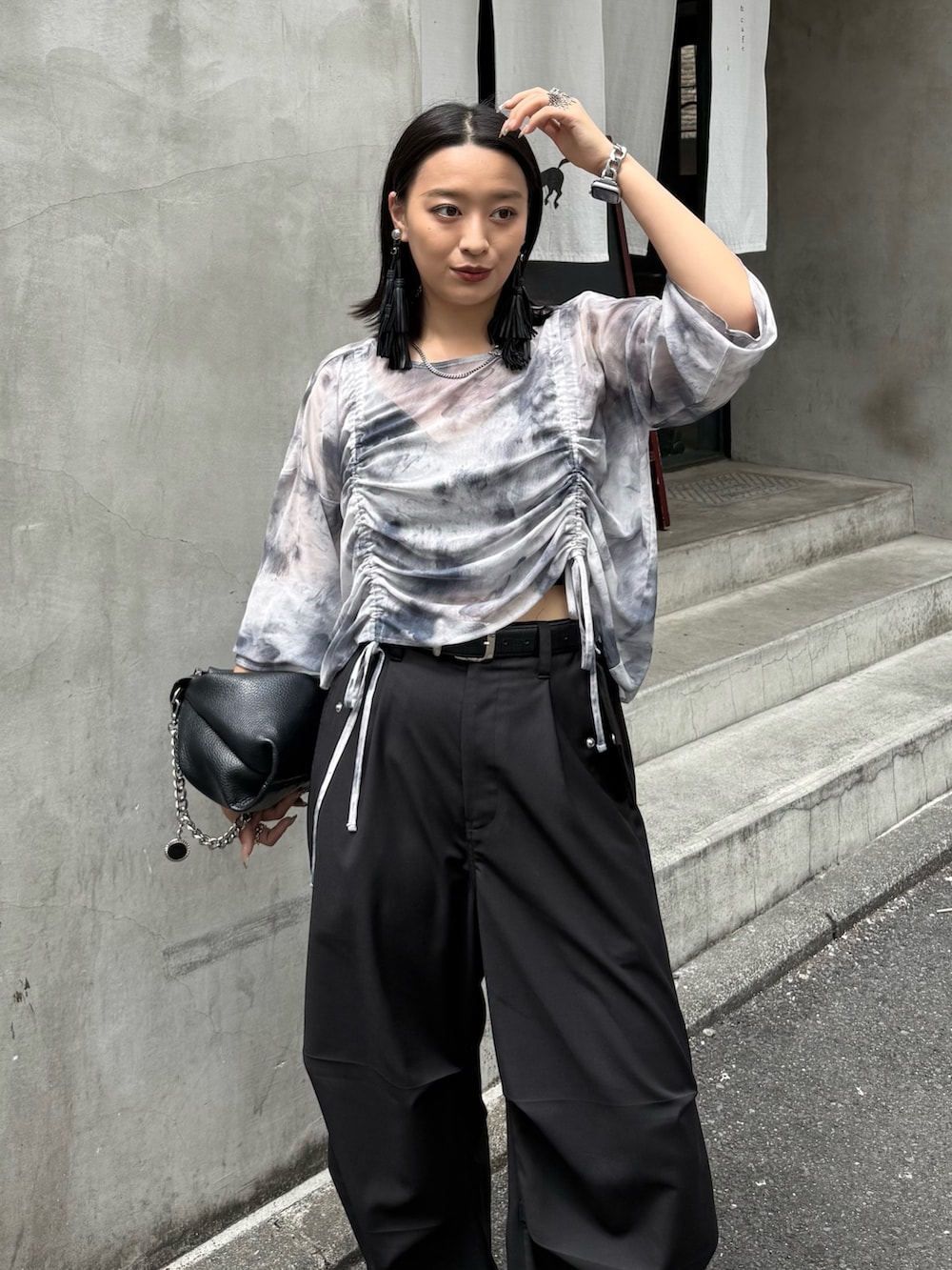グレー系のTシャツ/カットソー、ブラック系のカーゴパンツ、ブラック系のトートバッグを着用したレディースの春コーディネートの5枚目の写真