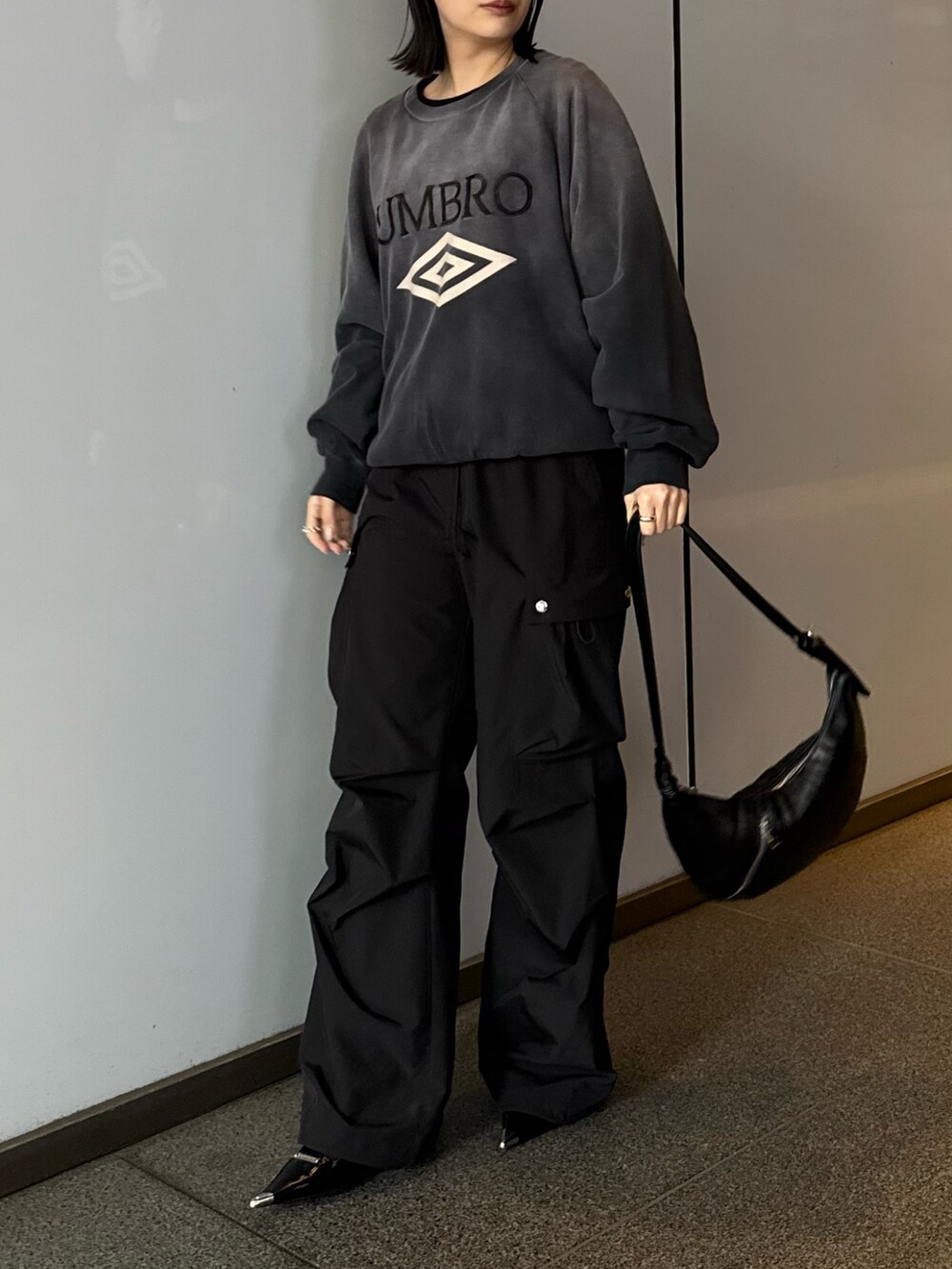 「スウェット、スウェットコーデ、UMBRO、カーゴパンツコーデ、カーゴパンツ、モード、モードストリート、キレイめ、きれいめ、オールブラック、おでかけコーデ、春夏コーデ、ラクチンコーデ、春服、きれいめコーディネート」｜「Lui'sの【UMBRO/アンブロ×Lui’s】ピグメントクルーネックスウェット（トップス、ブラック系）」を使った、miuさん（レディース・158cm）の春コーディネートの2枚目の写真