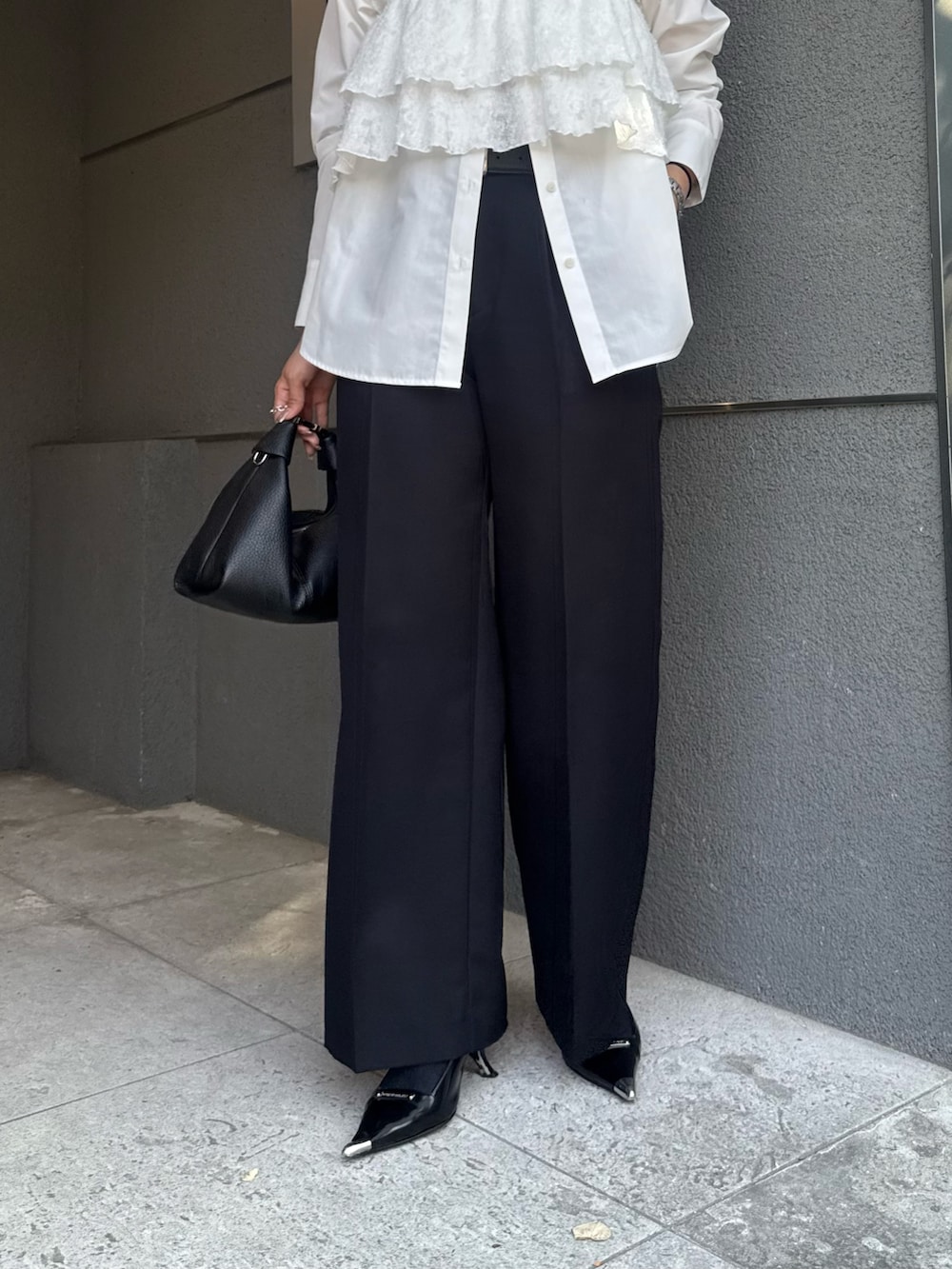 ホワイト系のシャツ/ブラウス、ブラック系のスラックス、ブラック系のベルトを着用したレディースの夏コーディネートの5枚目の写真