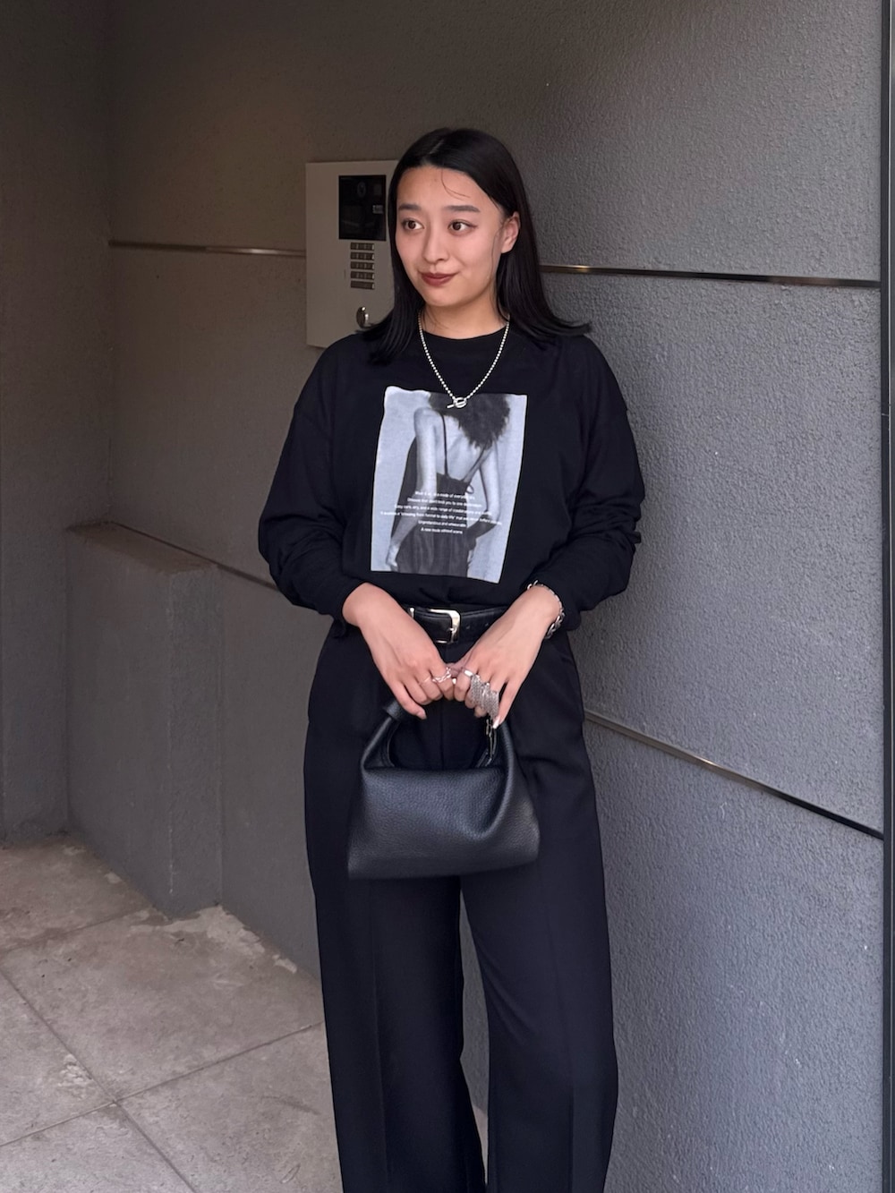 ブラック系のTシャツ/カットソー、ブラック系のスラックス、ブラック系のショルダーバッグを着用したレディースの夏コーディネートの4枚目の写真