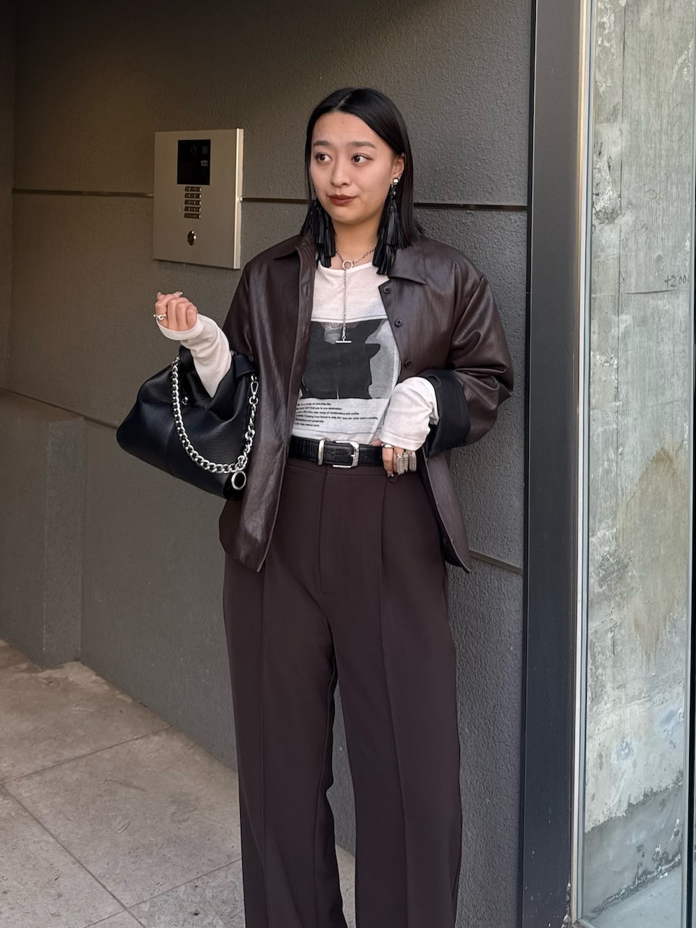 ブラウン系のテーラードジャケット、ホワイト系のTシャツ/カットソー、ブラウン系のスラックスを着用したレディースの冬コーディネートの2枚目の写真