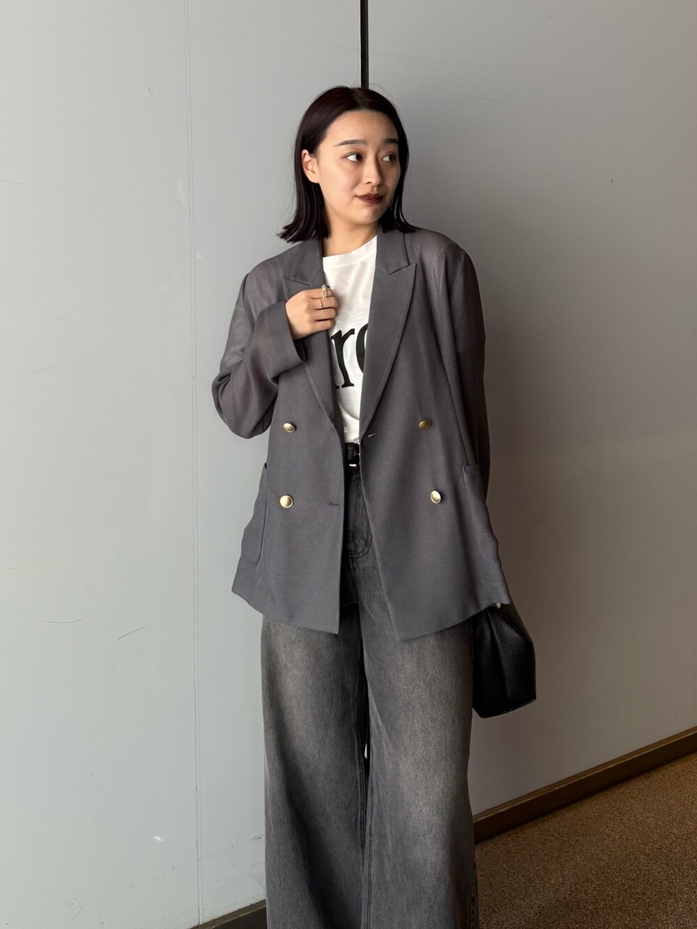 「ジャケット、テーラードジャケット、春コーデ、春めき満開コーデ、オトナカジュアル、大人かわいい、大人ファッション、おでかけコーデ、お花見コーデ、春服コーデ、楽チンコーデ、今日のコーデ、レディースファッション、きれいめコーディネート、モノトーンコーデ」｜「Lui'sの【大人気アイテム】メッシュジャケット（テーラードジャケット、グレー系）」を使った、miuさん（レディース・158cm）の春コーディネートの5枚目の写真