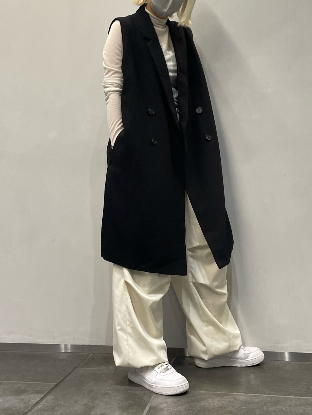 ブラック系のベスト、パープル系のTシャツ/カットソー、ホワイト系のその他パンツを着用したレディースの秋コーディネートの3枚目の写真