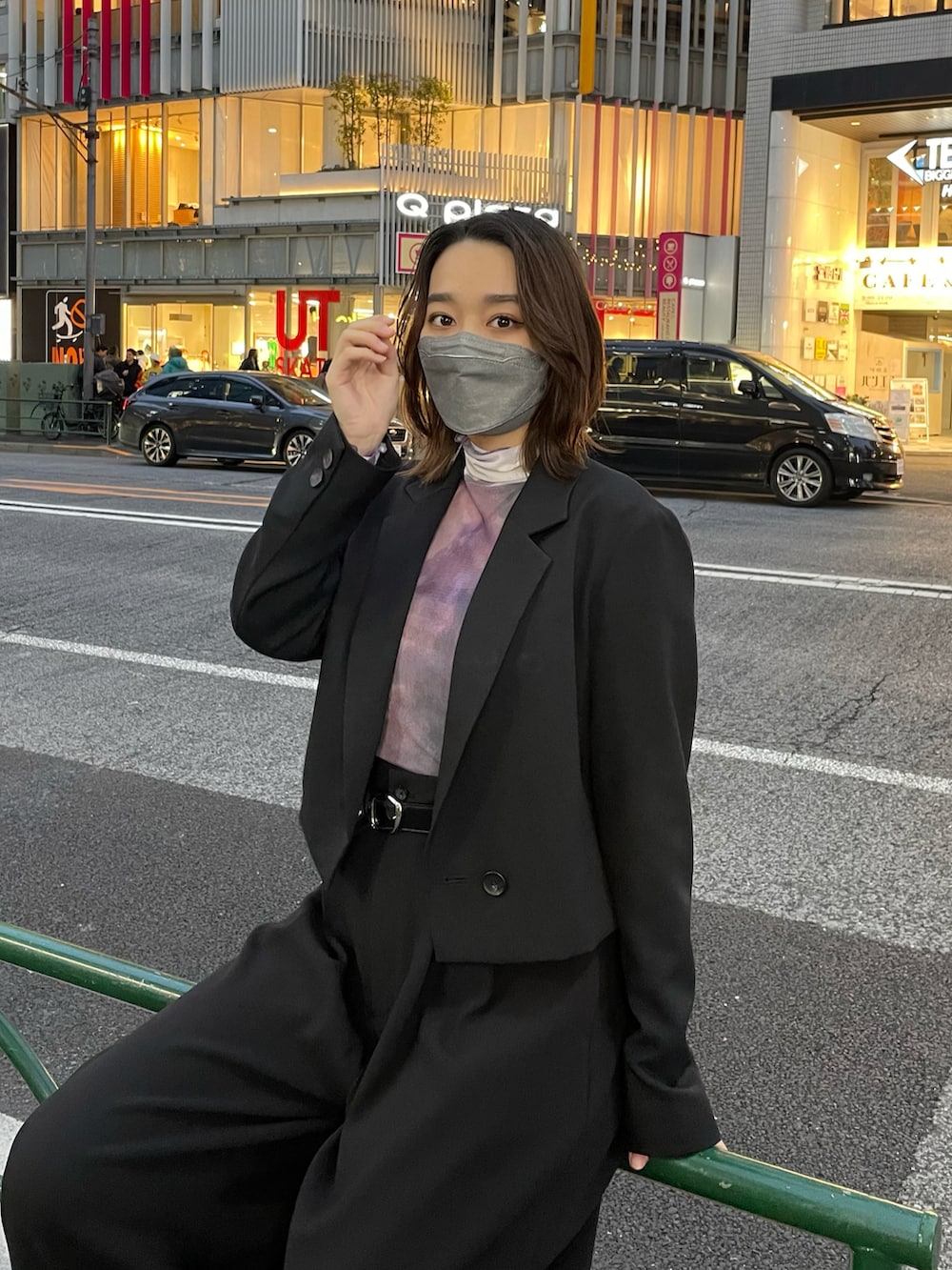 「短丈、ショートジャケット、シアートップス、バギーパンツ、スラックス、きれいめカジュアル、キレイめモード、モードストリート、Lui's、luisfemme」｜「Lui'sのツイルショートジャケット(セットアップ対応)（テーラードジャケット、ブラック系）」を使った、miuさん（レディース・158cm）の冬コーディネートの2枚目の写真