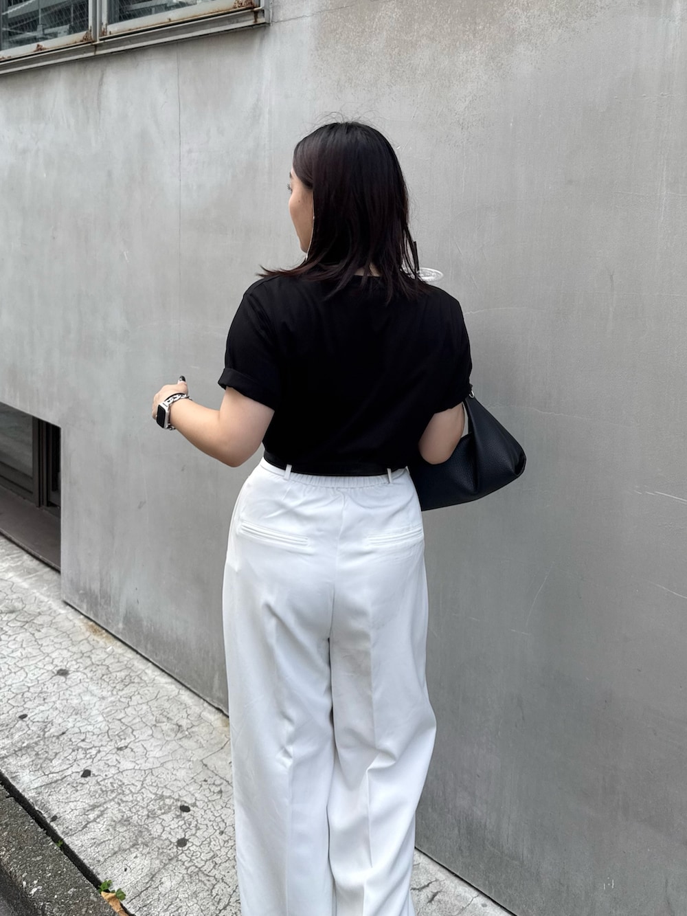 「夏ルックで気分アップ、夏服コーデ、シンプルスタイル、おでかけコーデ、ラクチンコーデ、パンツコーデ、Tシャツ、Tシャツコーデ、フォト、フォトT」｜「Lui'sのシルケットフォトT sleepy（Tシャツ/カットソー、ブラック系）」を使った、miuさん（レディース・158cm）の夏コーディネートの4枚目の写真