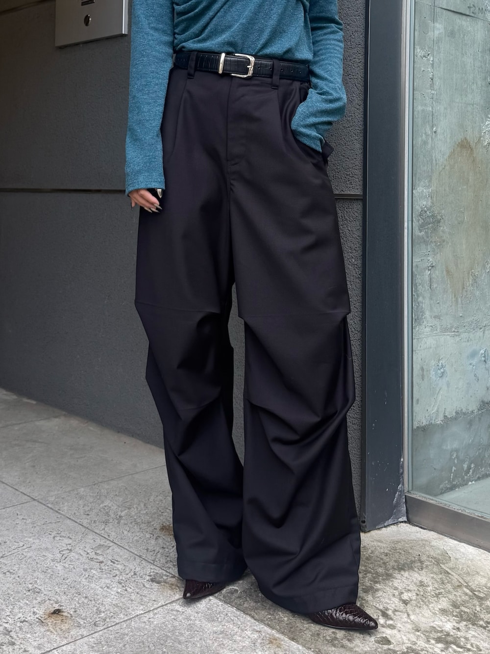 グリーン系のTシャツ/カットソー、ブラック系のカーゴパンツ、ブラック系のベルトを着用したレディースの秋コーディネートの5枚目の写真