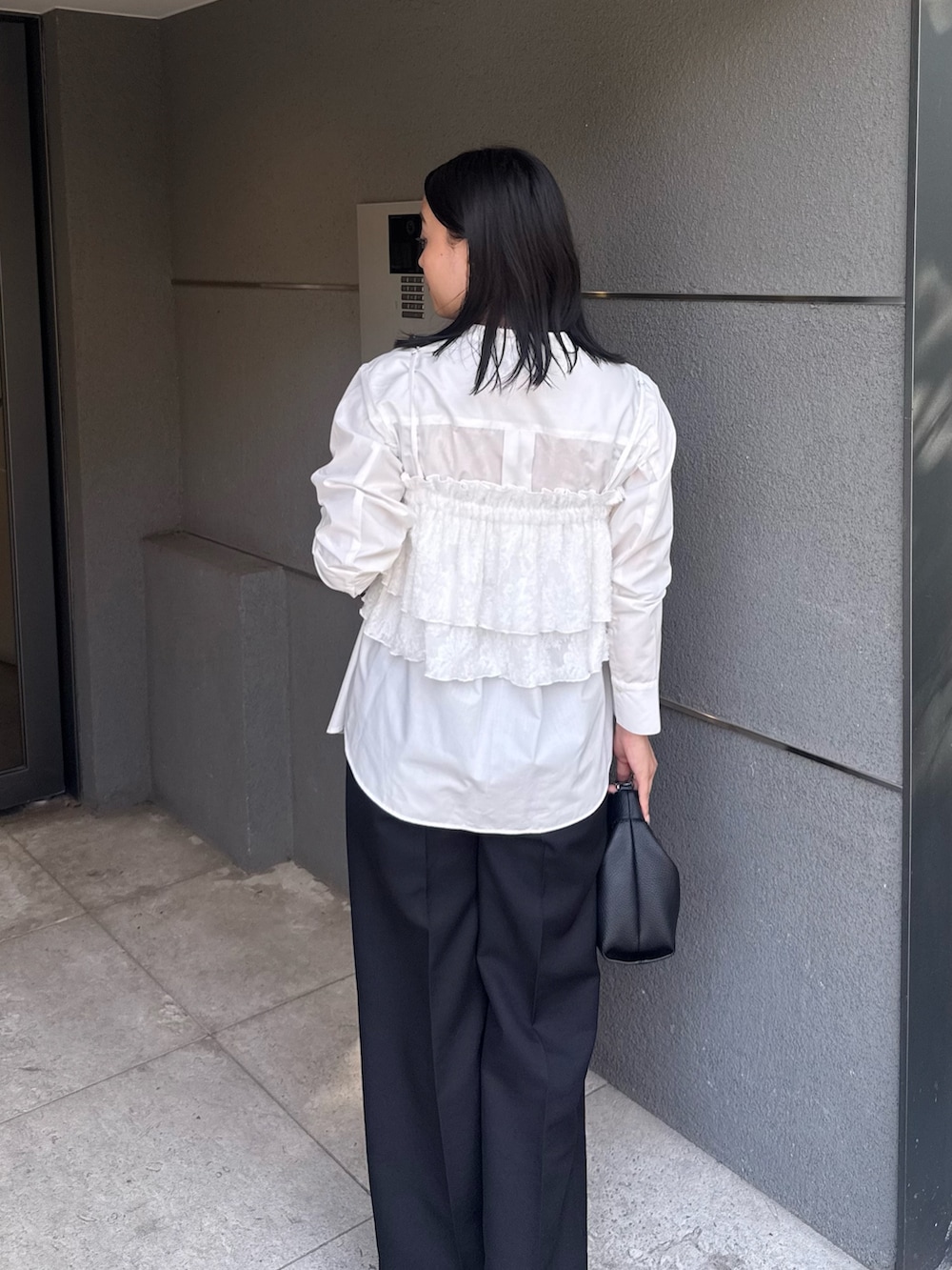 ホワイト系のシャツ/ブラウス、ブラック系のスラックス、ブラック系のベルトを着用したレディースの夏コーディネートの4枚目の写真