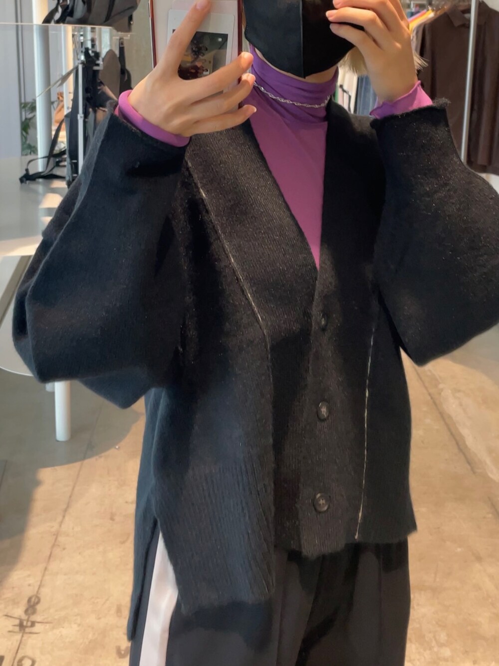 ブラック系のカーディガン/ボレロ、ブラック系のその他パンツ、パープル系のTシャツ/カットソーを着用したレディースの秋コーディネートの2枚目の写真