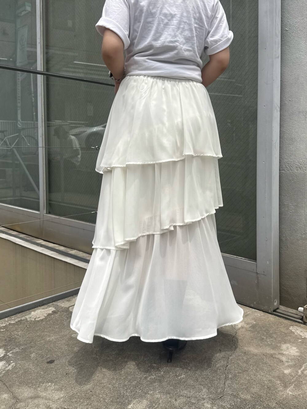 ホワイト系のスカート、ブラック系のサングラスを着用したレディースの夏コーディネートの5枚目の写真