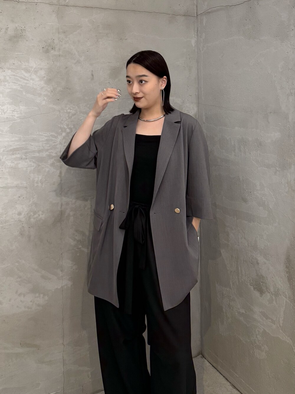 「ジャケット、ジャケットスタイル、ジャケットコーデ、パラシュートパンツ、綺麗めカジュアル、綺麗めコーデ、綺麗め、カジュアルコーデ、モノトーンコーデ、モノトーン」｜「Lui'sのハーフスリーブダブルジャケット（テーラードジャケット、グレー系）」を使った、miuさん（レディース・158cm）の夏コーディネートの3枚目の写真