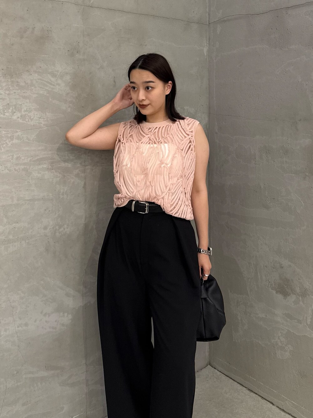 「最近のいい感じコーデ、大人カジュアル、大人かわいい、春カラー、ラフコーデ、大人女子、キレイめ、今日のコーデ、タンクトップ、スラックス、スラックスコーデ、きれいめ」｜「Lui'sの刺繍レースタンクトップ（Tシャツ/カットソー、ピンク系）」を使った、miuさん（レディース・158cm）の春コーディネートの3枚目の写真