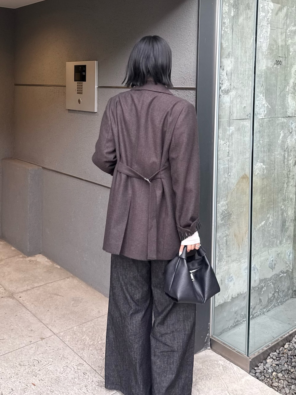 ブラウン系のテーラードジャケット、ホワイト系のTシャツ/カットソー、ブラック系のデニムパンツを着用したレディースの秋コーディネートの4枚目の写真