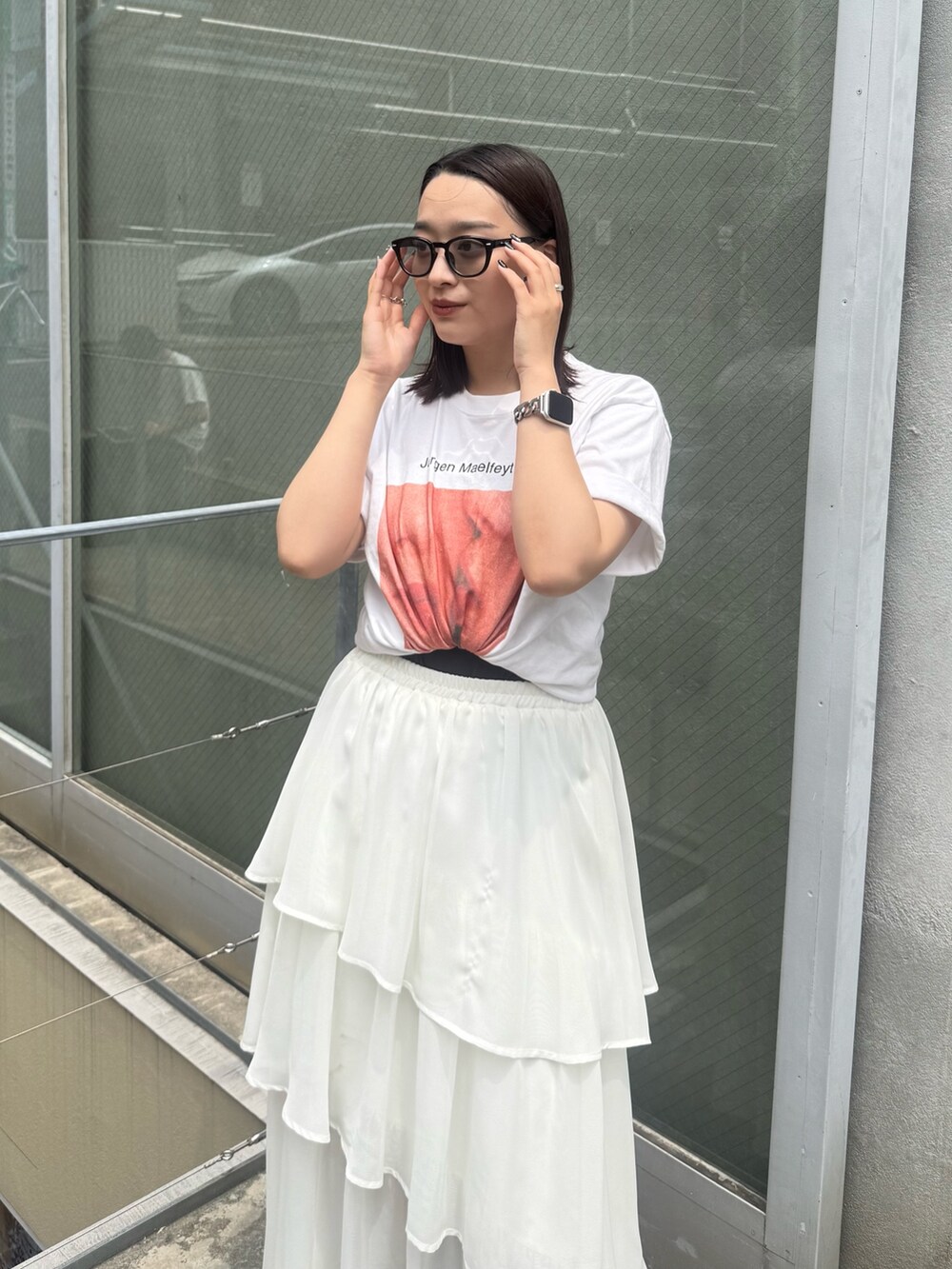 ホワイト系のスカート、ブラック系のサングラスを着用したレディースの夏コーディネートの3枚目の写真