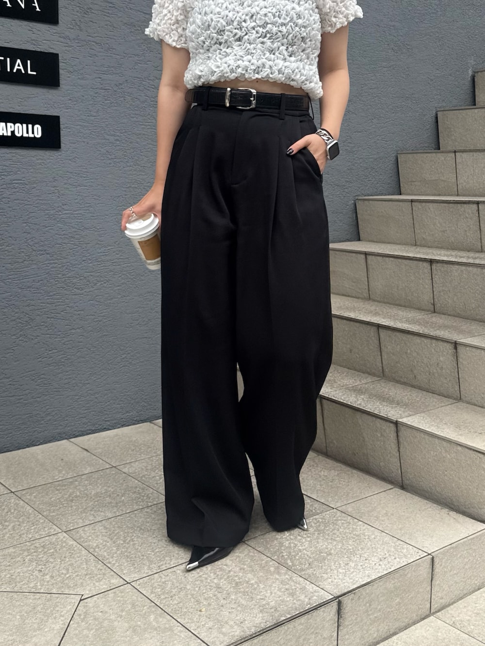 「夏コーデ、おでかけコーデ、パンツコーデ、ラクチンコーデ、夏服コーデ、初夏コーデ、シンプルカジュアル、大人ファッション、ポコポコ、スラックス、スラックスパンツ、綺麗め、綺麗めコーデ」｜「Lui'sのポコポコシャーリングトップス（Tシャツ/カットソー、ホワイト系）」を使った、miuさん（レディース・158cm）の夏コーディネートの4枚目の写真