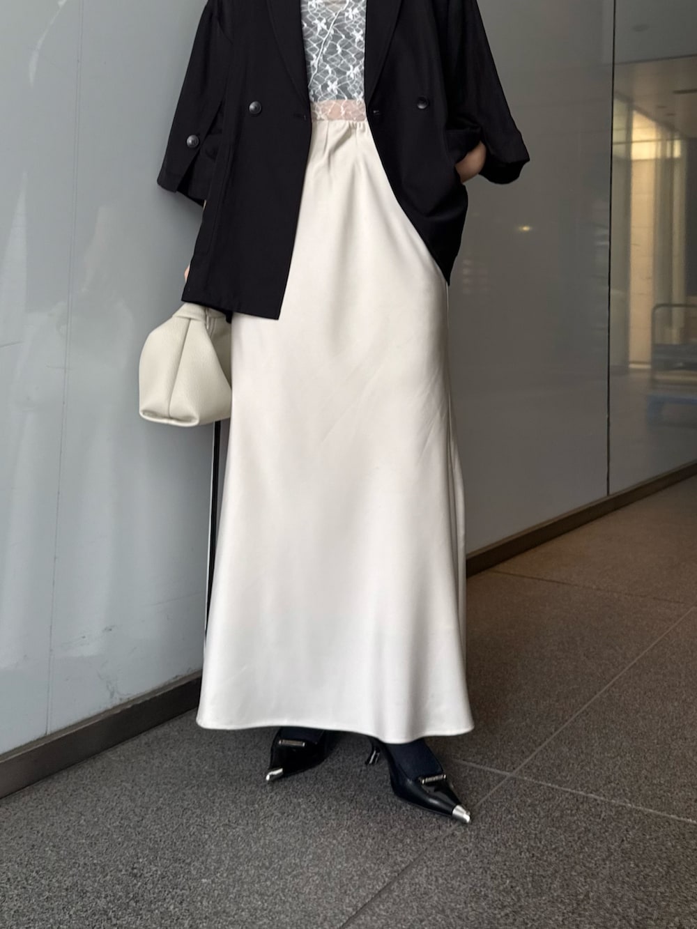 「ジャケット、ジャケットスタイル、ジャケットコーデ、シアートップス、シアー、サテンスカート、モノトーン、モノトーンコーデ、きれいめ、キレイめ」｜「Lui'sのスリーブスリットシアージャケット（テーラードジャケット、ブラック系）」を使った、miuさん（レディース・158cm）の夏コーディネートの4枚目の写真