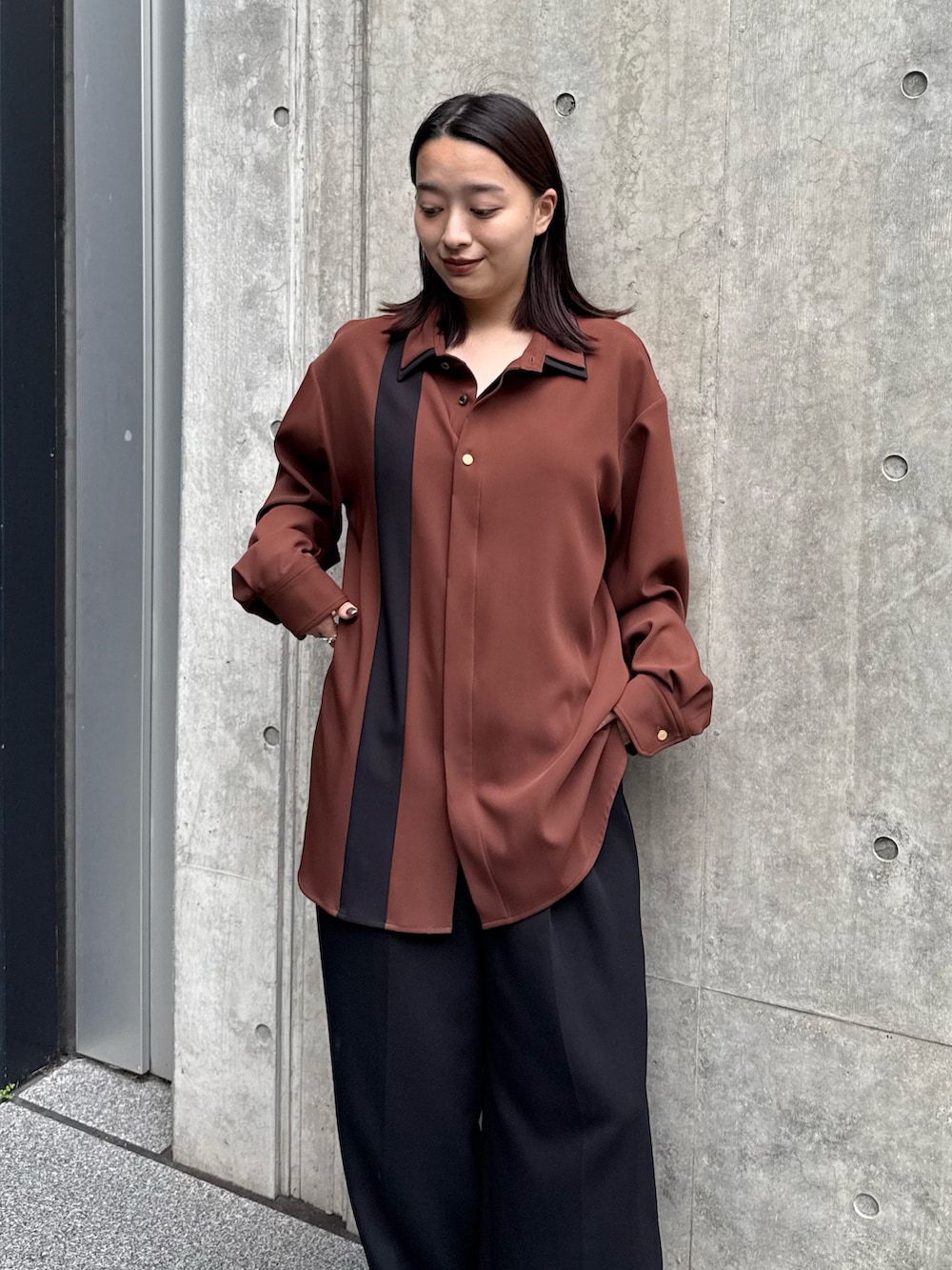 「シャツ、シャツスタイル、シャツコーデ、デザイントップス、デザインシャツ、比翼シャツ、CULLNI、CULLNIコーデ、CULLNIexclusive、モード、モードストリート、モードカジュアル、モード系、モードスタイル、キレイめ」｜「Lui'sの《-3キロ見え》2タックベーシックワイドパンツ（スラックス、ブラック系）」を使った、miuさん（レディース・158cm）の夏コーディネートの2枚目の写真