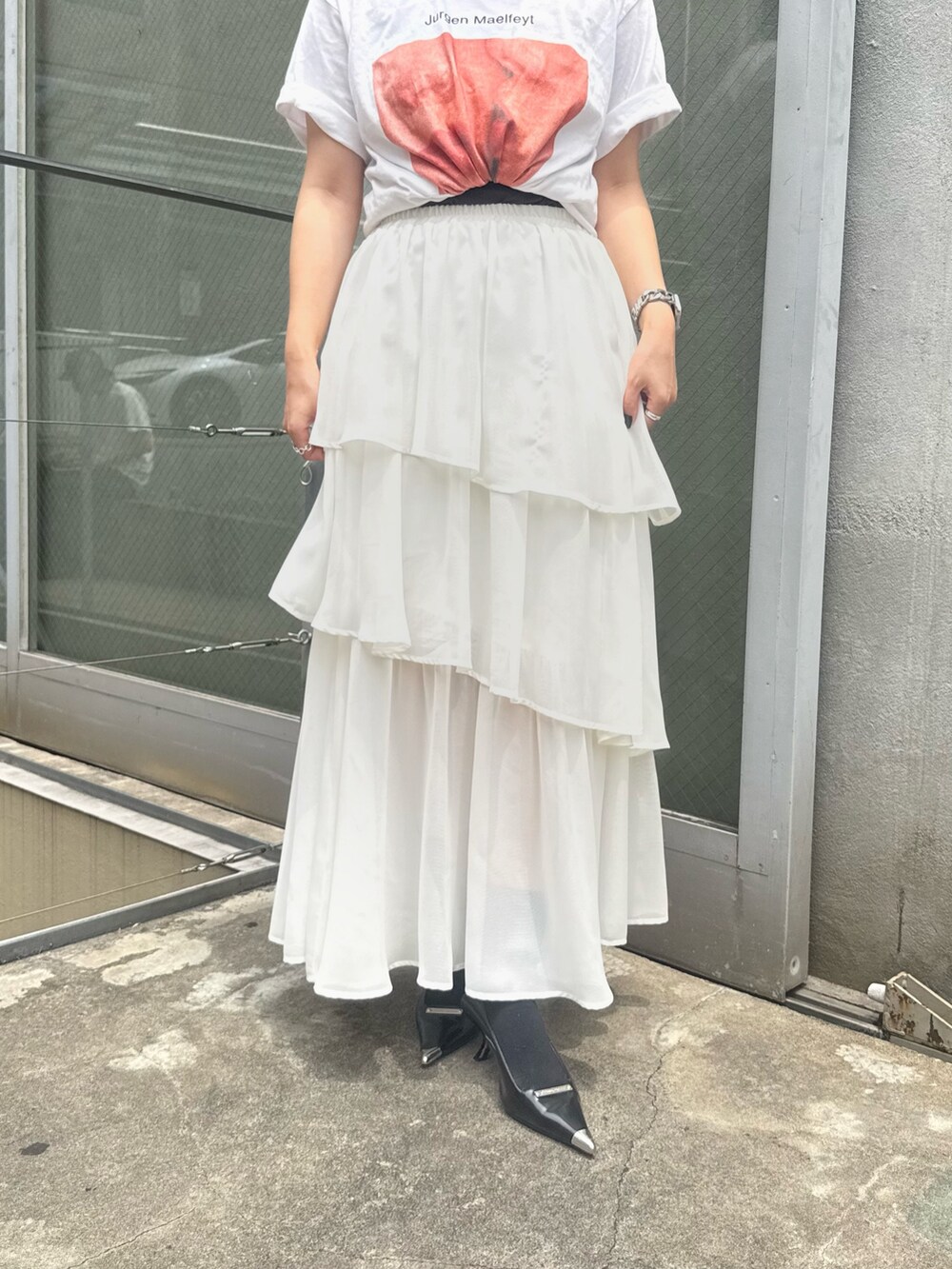 ホワイト系のスカート、ブラック系のサングラスを着用したレディースの夏コーディネートの4枚目の写真