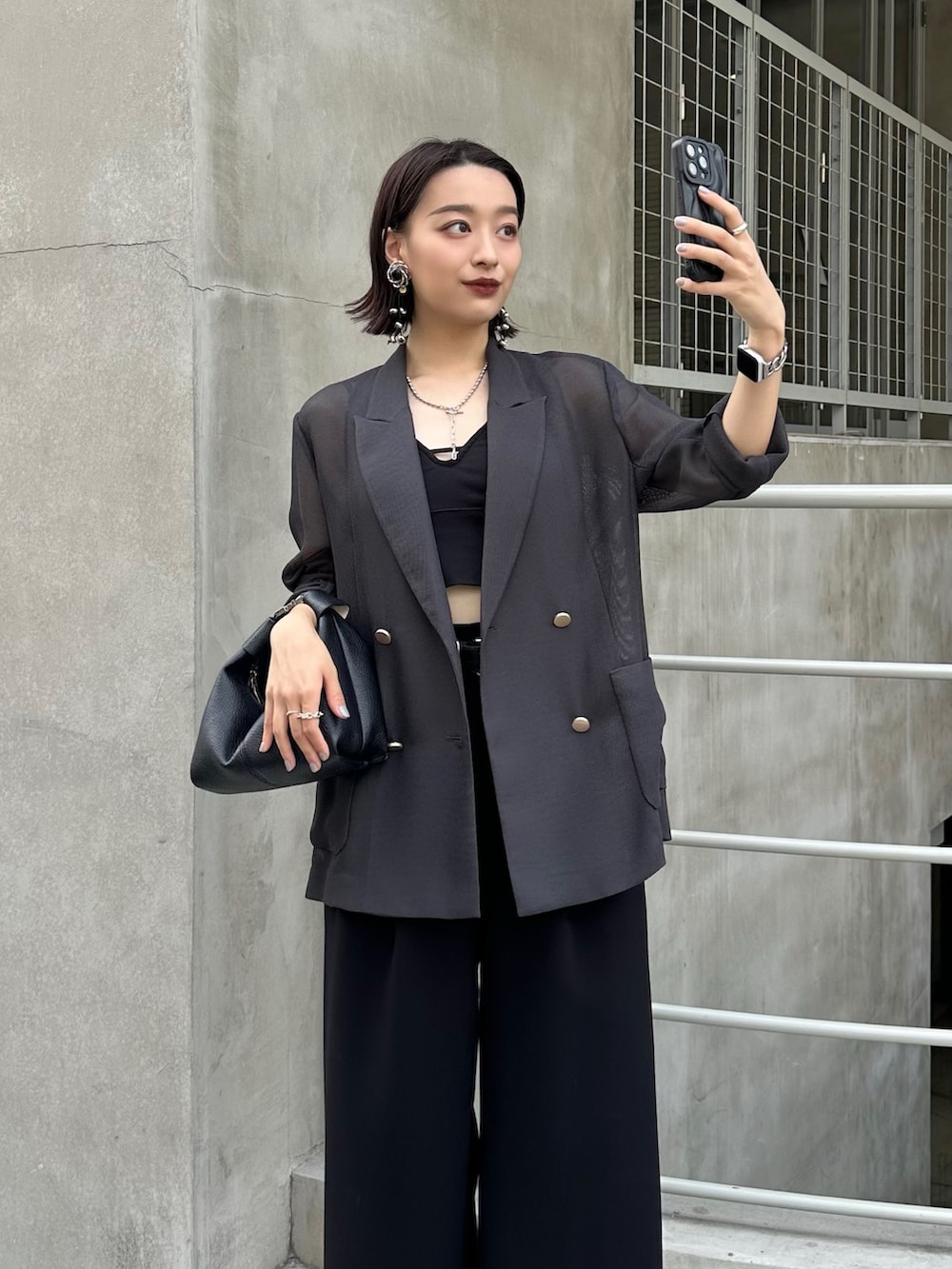 「ジャケット、ジャケットスタイル、ジャケットコーデ、メッシュジャケット、ワイドパンツ、モノトーンコーデ、モノトーン、きれいめ、キレイめ、きれいめコーディネート、キレイめカジュアル、シンプルコーデ、シンプル、オトナカジュアル、オトナ女子」｜「Lui'sの【大人気アイテム】メッシュジャケット（テーラードジャケット、グレー系）」を使った、miuさん（レディース・158cm）の春コーディネートの2枚目の写真