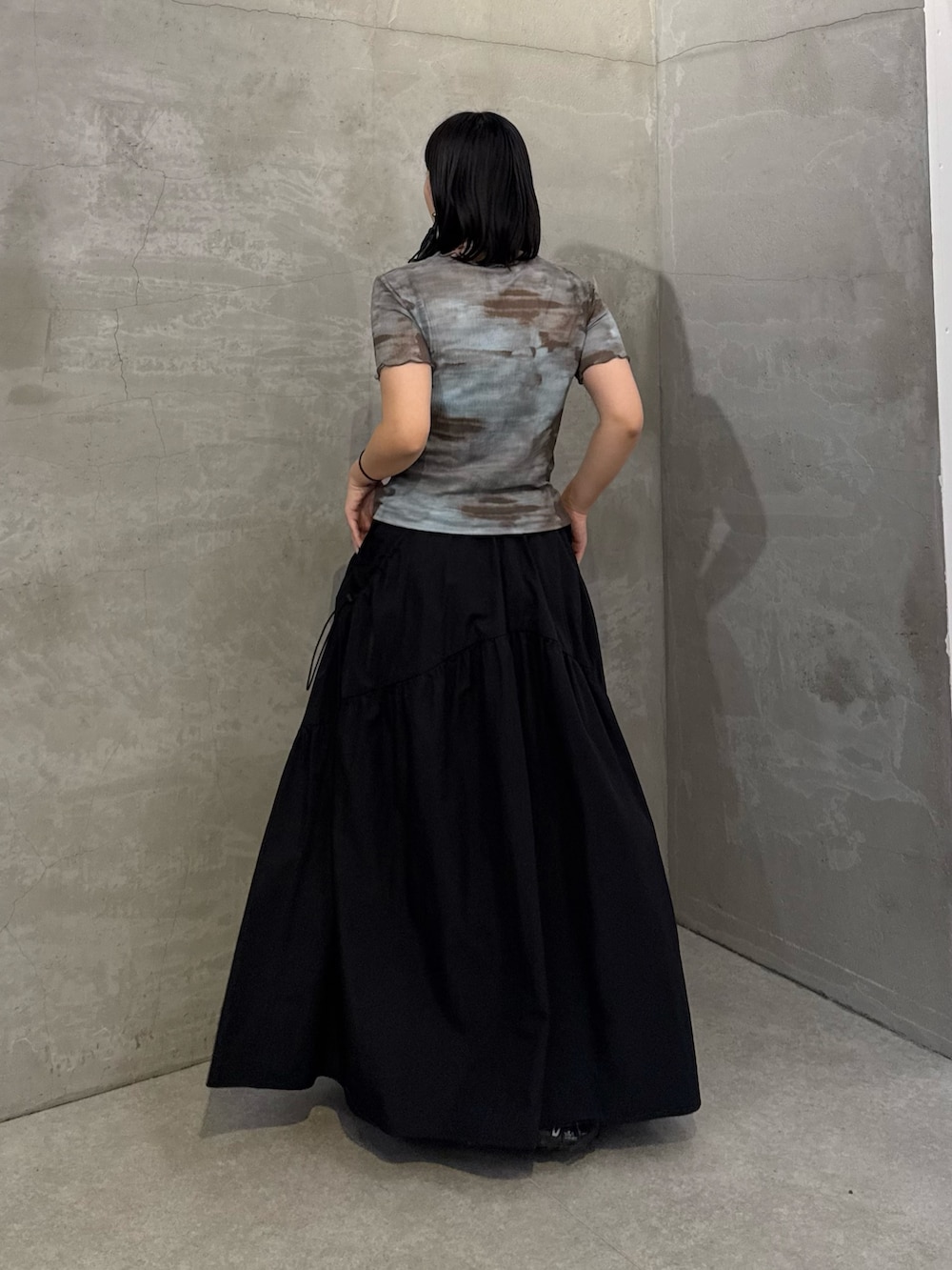 ブラック系のスカート、ブルー系のTシャツ/カットソーを着用したレディースの冬コーディネートの2枚目の写真