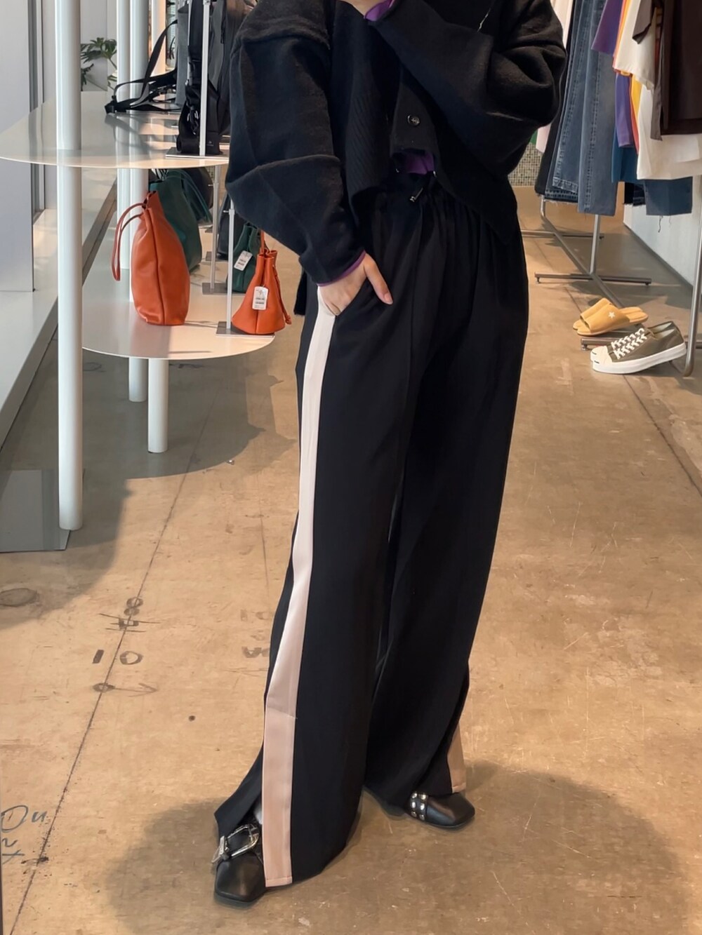 ブラック系のカーディガン/ボレロ、ブラック系のその他パンツ、パープル系のTシャツ/カットソーを着用したレディースの秋コーディネートの3枚目の写真