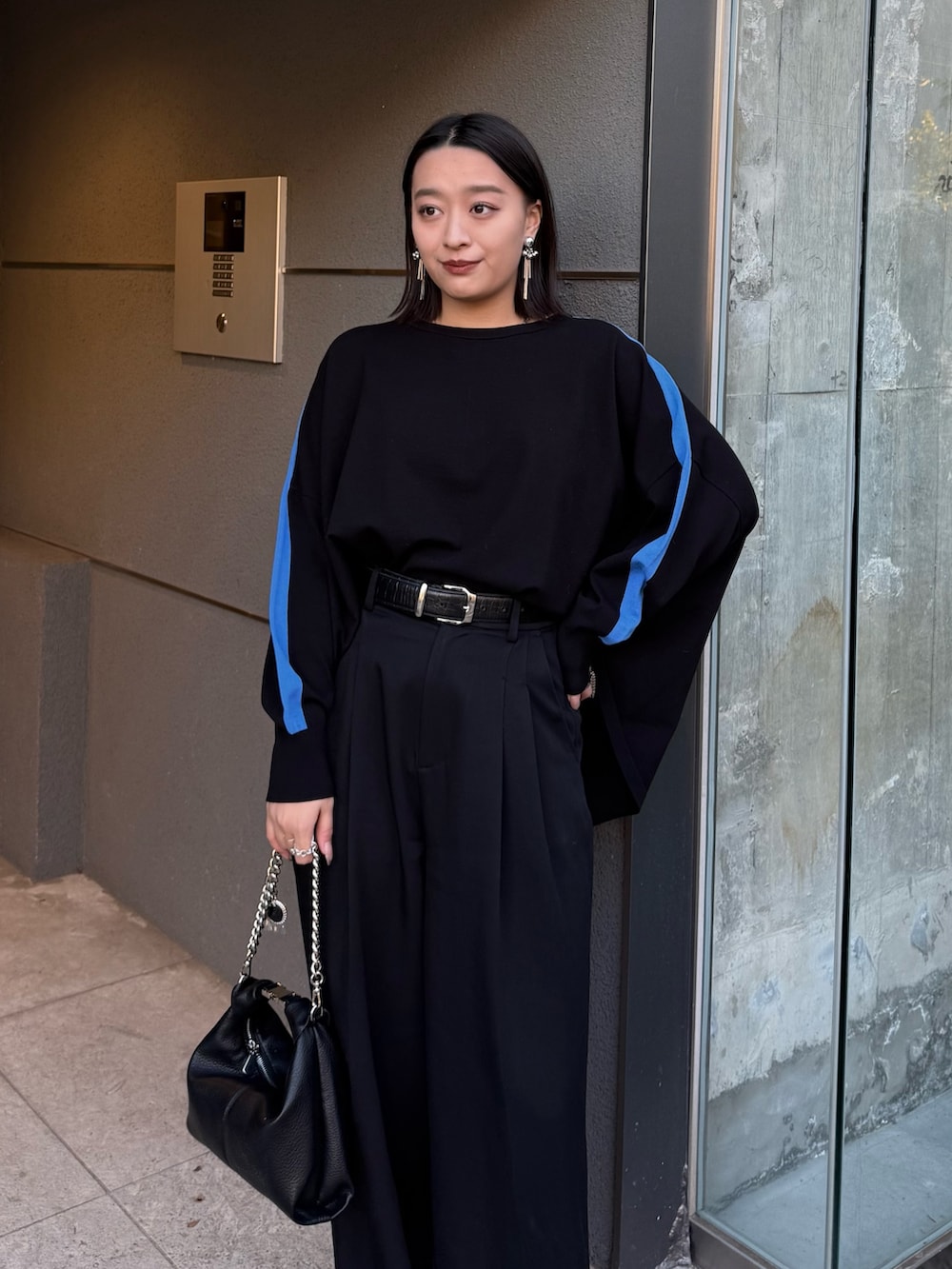 ブラック系のTシャツ/カットソー、ブラック系のトートバッグ、ブラック系のベルトを着用したレディースの冬コーディネートの2枚目の写真