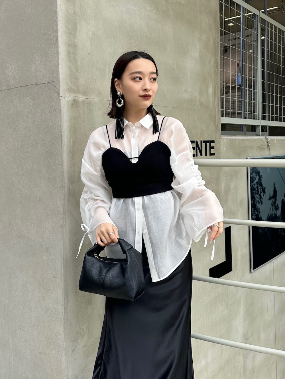 「シャツスタイル、シアートップス、今日のコーデ、春、シンプル、大人かわいい、きれいめコーデ、レディースファッション、スカートスタイル、ビスチェ、ビスチェコーデ、ビスチェ風」｜「Lui'sのシアーギャザ―スリーブシャツ（シャツ/ブラウス、ホワイト系）」を使った、miuさん（骨格ストレート・レディース・158cm）の春コーディネートの2枚目の写真