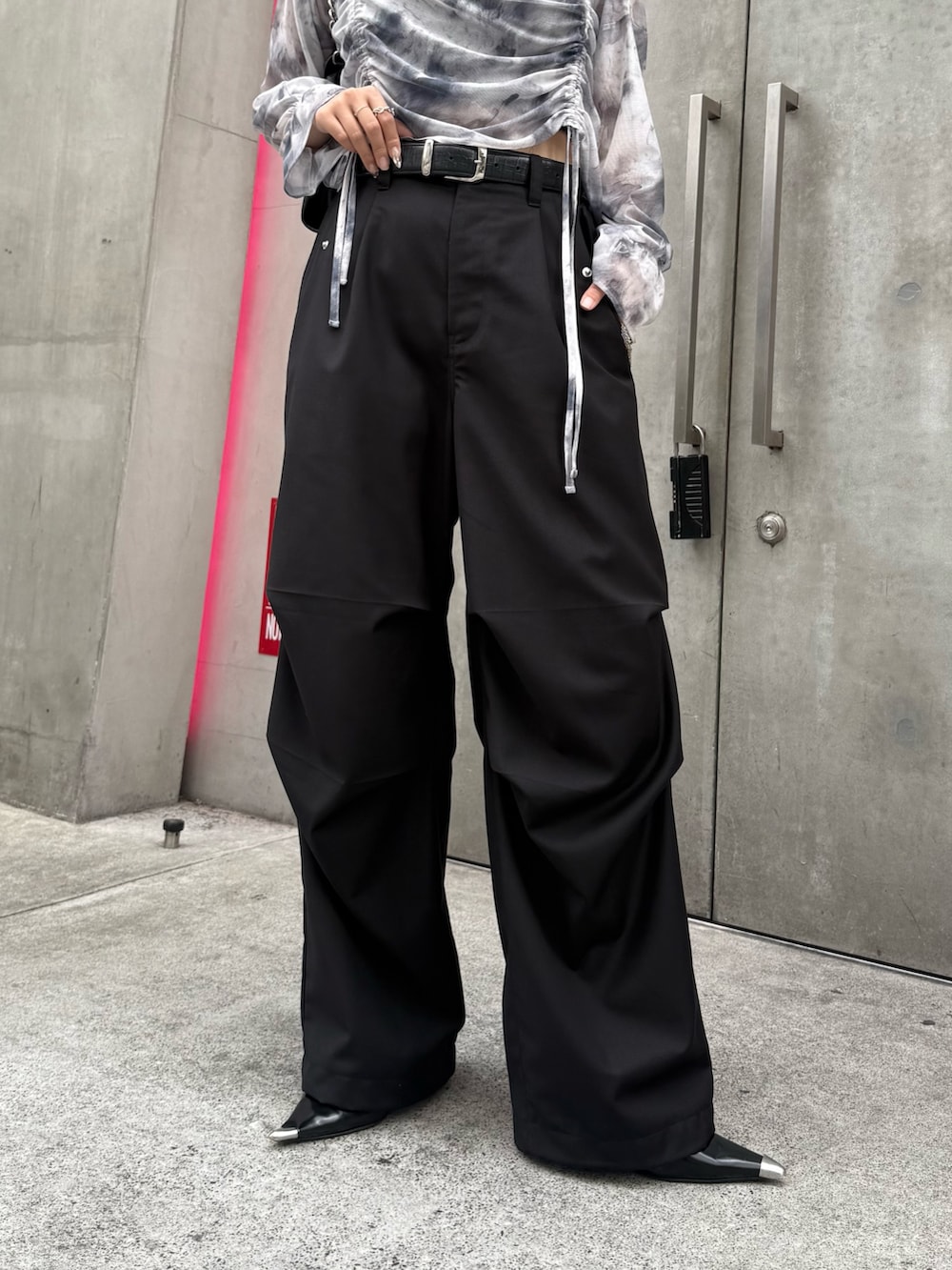 グレー系のTシャツ/カットソー、ブラック系のカーゴパンツ、ブラック系のトートバッグを着用したレディースの春コーディネートの3枚目の写真
